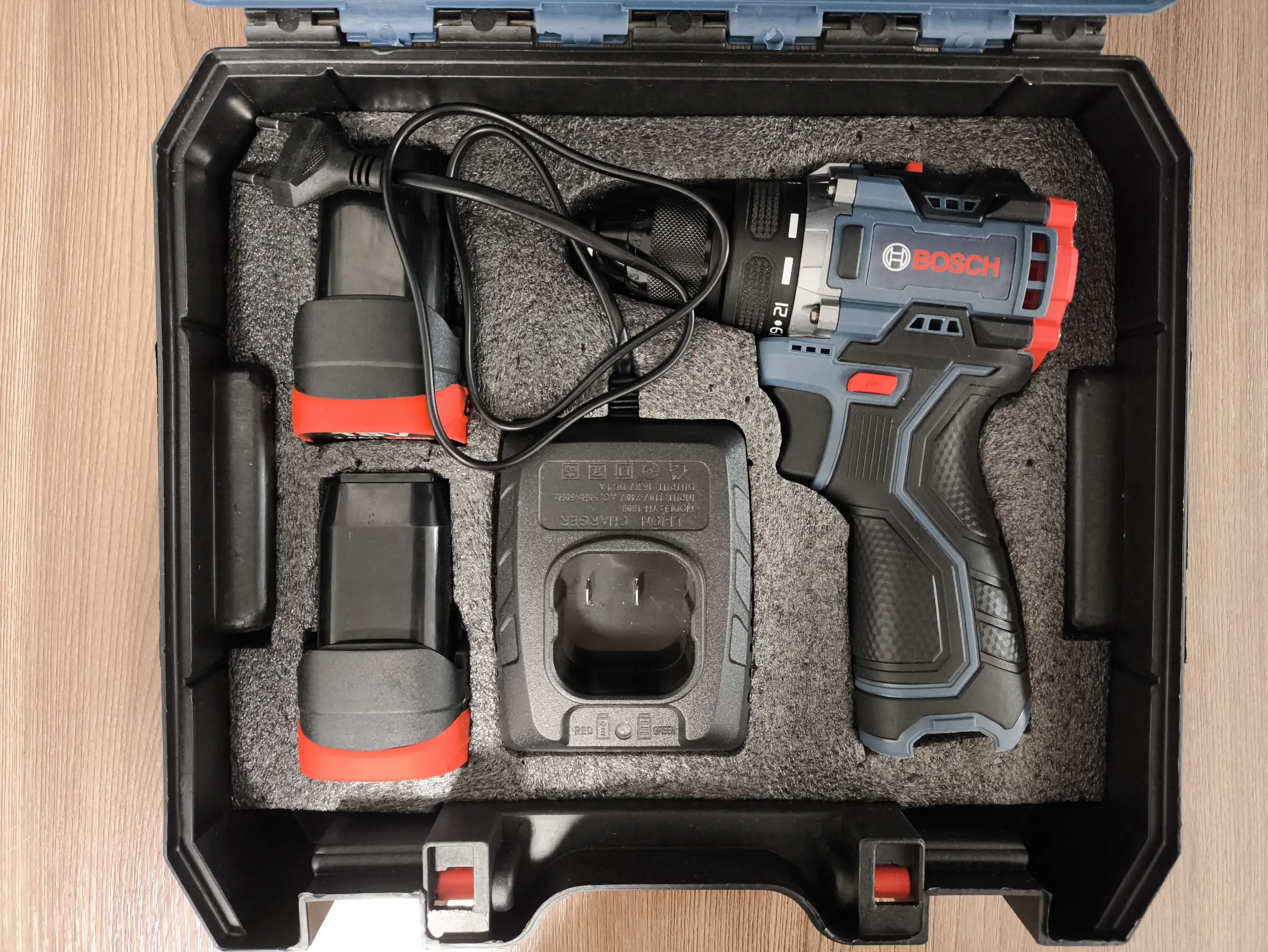 Продам шуруповёрт с кейсом, 2 АКБ и зарядным устройством - Инструменты (Барахолка) в Пушкино