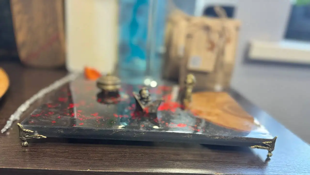 Столик из смолы с деревянным спилом в стиле лофт - Мебель (Барахолка) в Мытищи