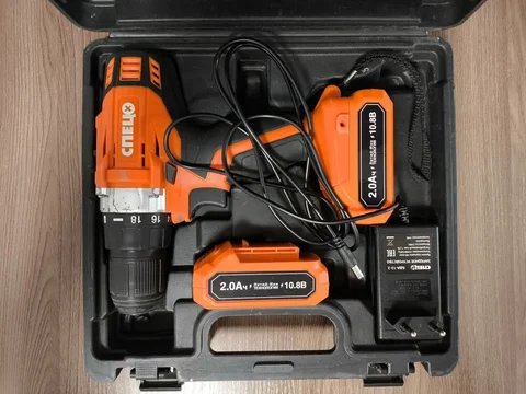 Шуруповёрт б/у с кейсом и аккумуляторами - Электроинструменты в Мытищи