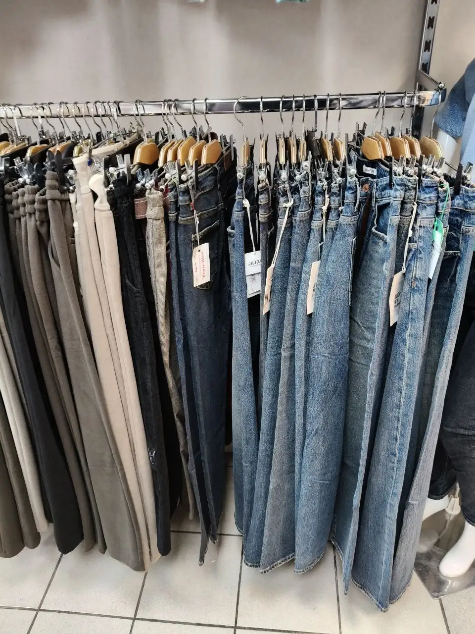 Распродажа зимней коллекции одежды - Верхняя одежда (Одежда) в Мытищи