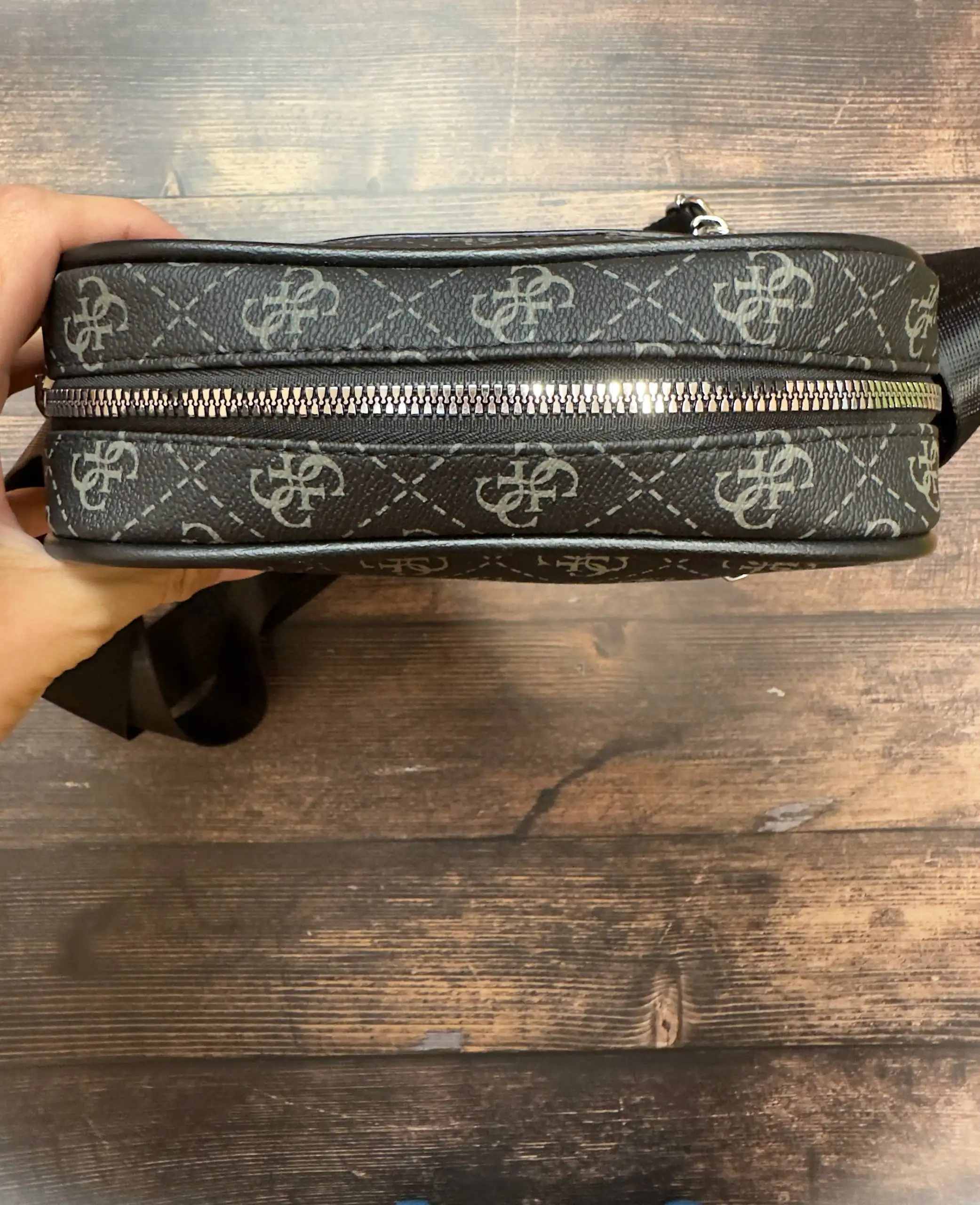 Продам сумку Guess - Одежда в Мытищи