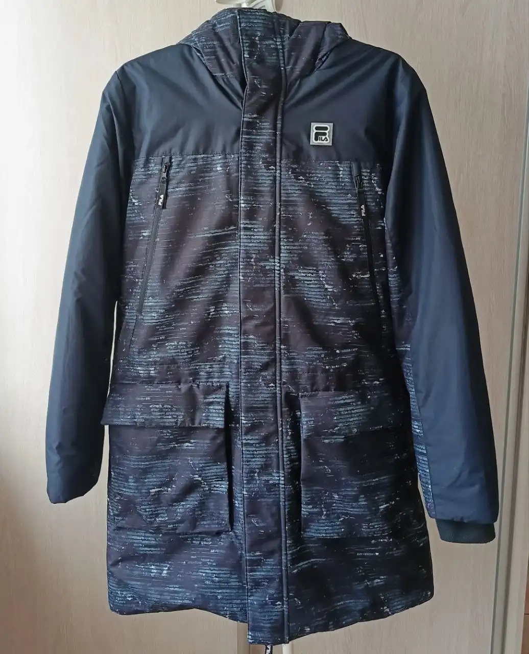 Продам куртку зимнюю для подростка FILA