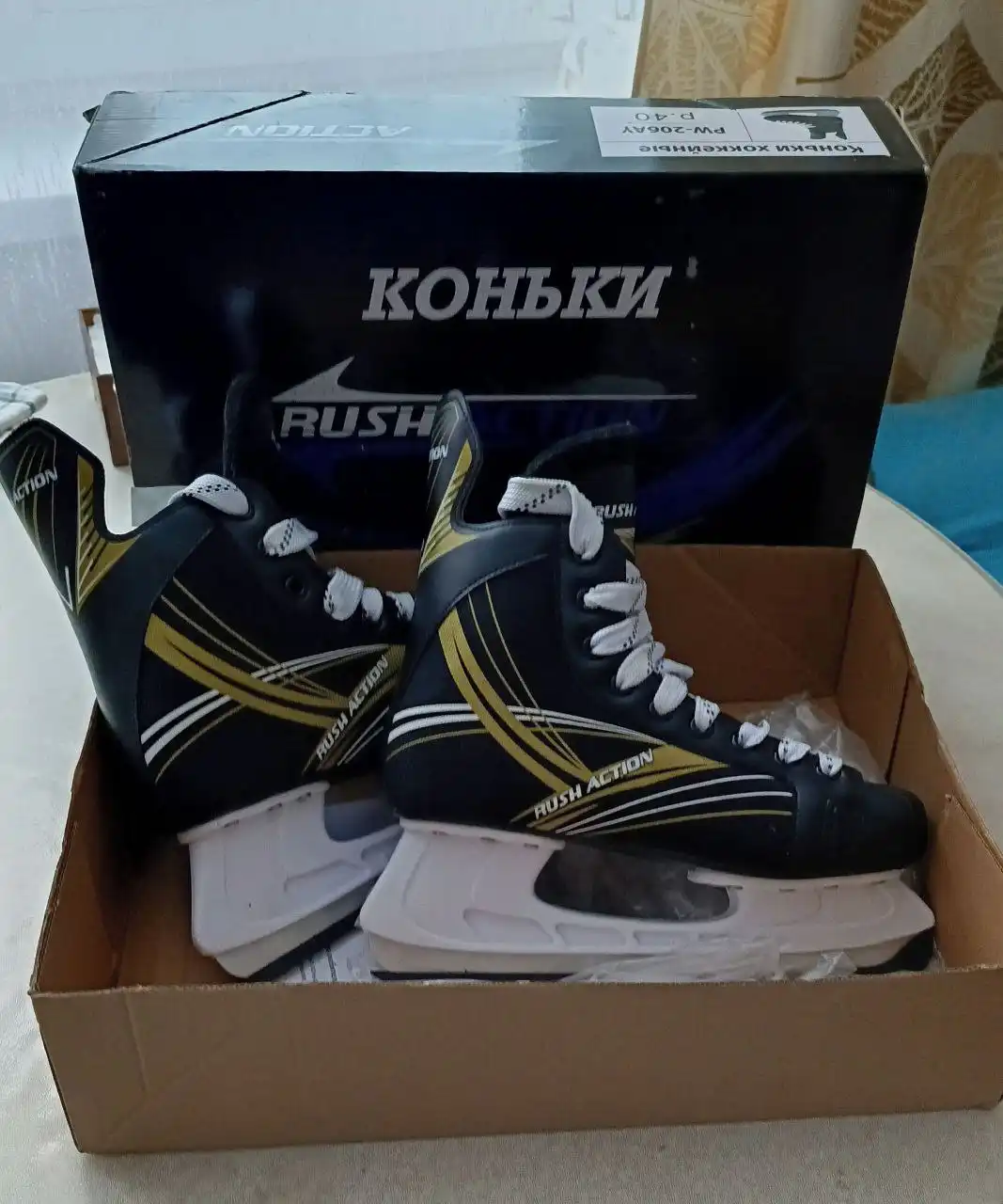 Продам коньки новые размер 40