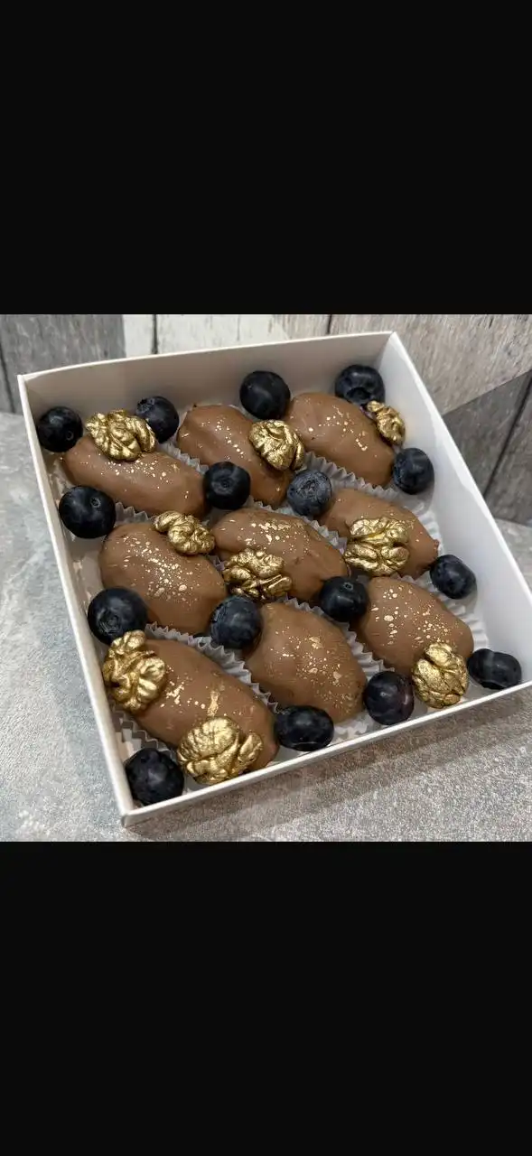 Кондитерские наборы с ягодами в шоколаде