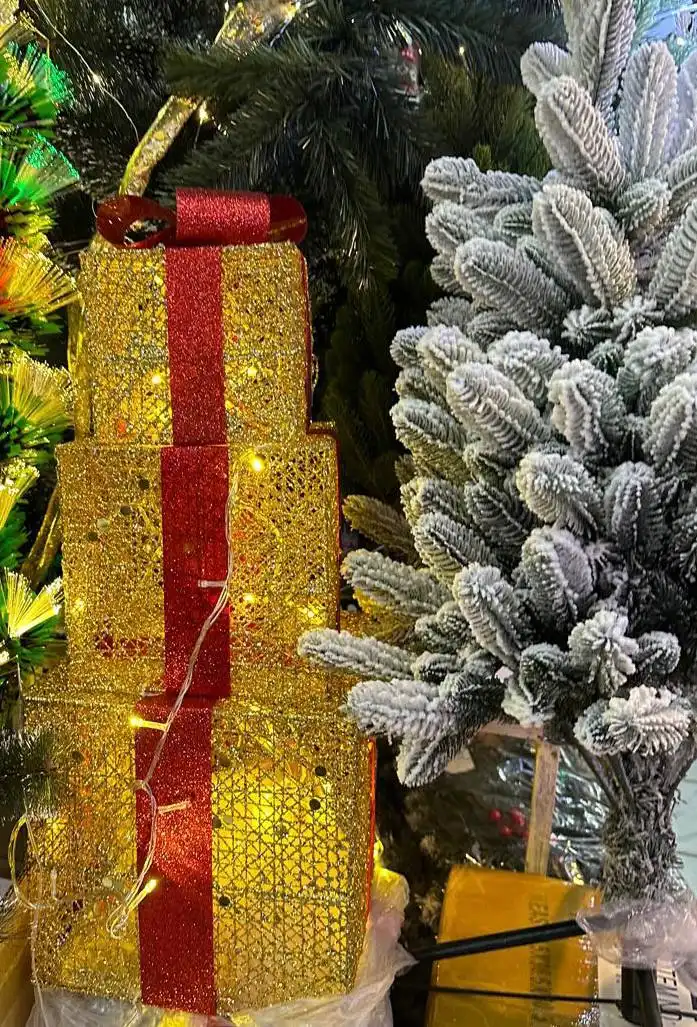 Продажа искусственных елок и новогодних аксессуаров в Уфе