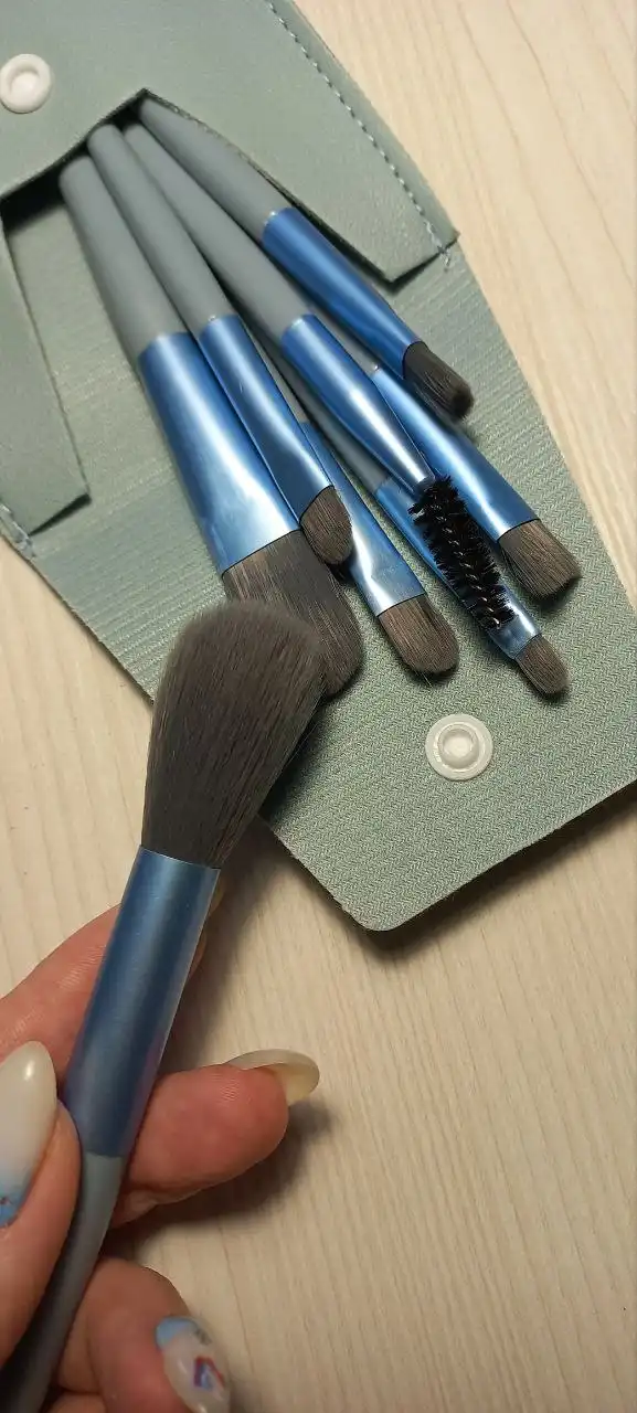 Продажа кистей для макияжа и фонарика-точилки