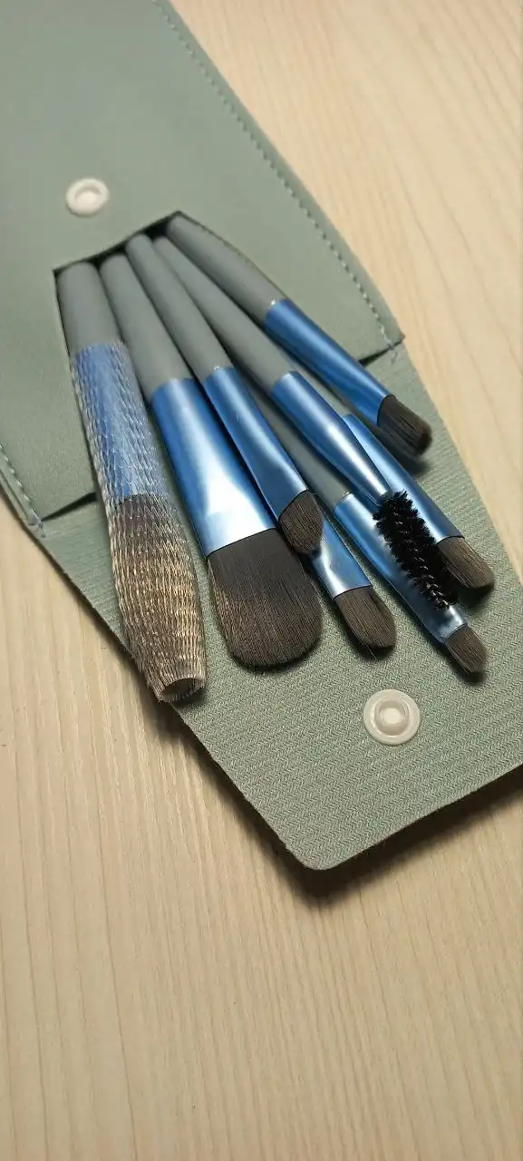 Продажа кистей для макияжа и фонарика-точилки