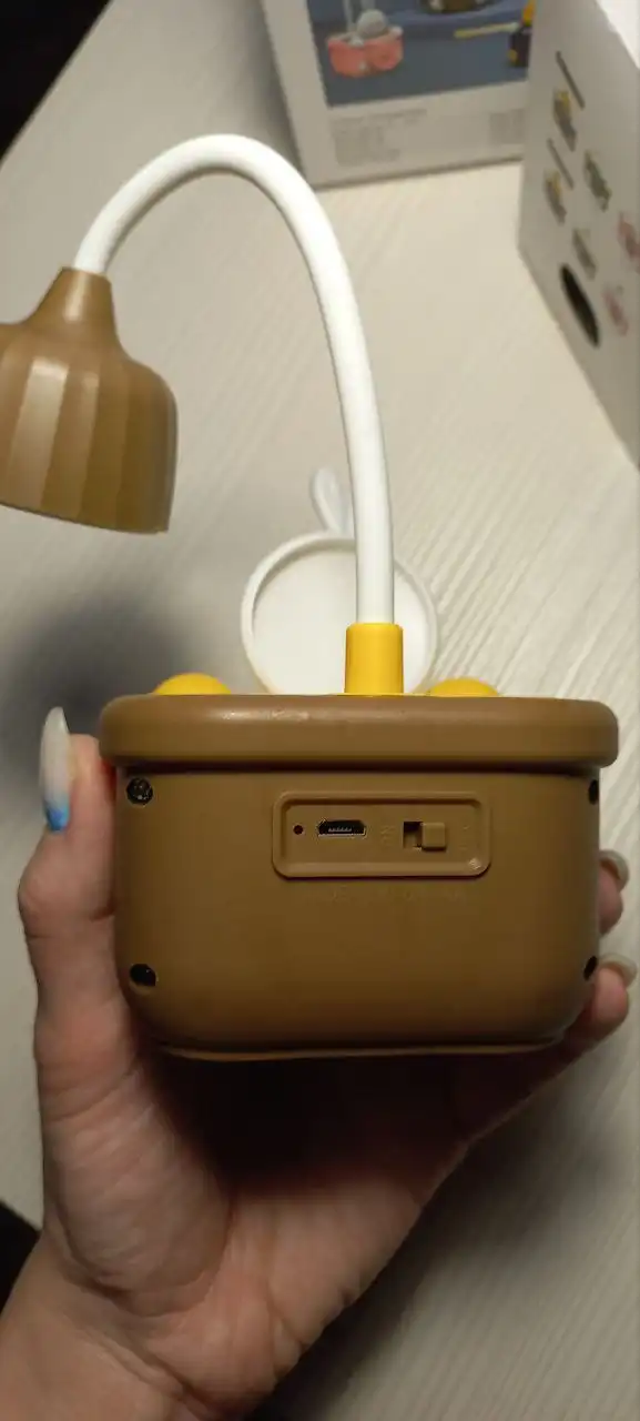 Продажа кистей для макияжа и фонарика-точилки