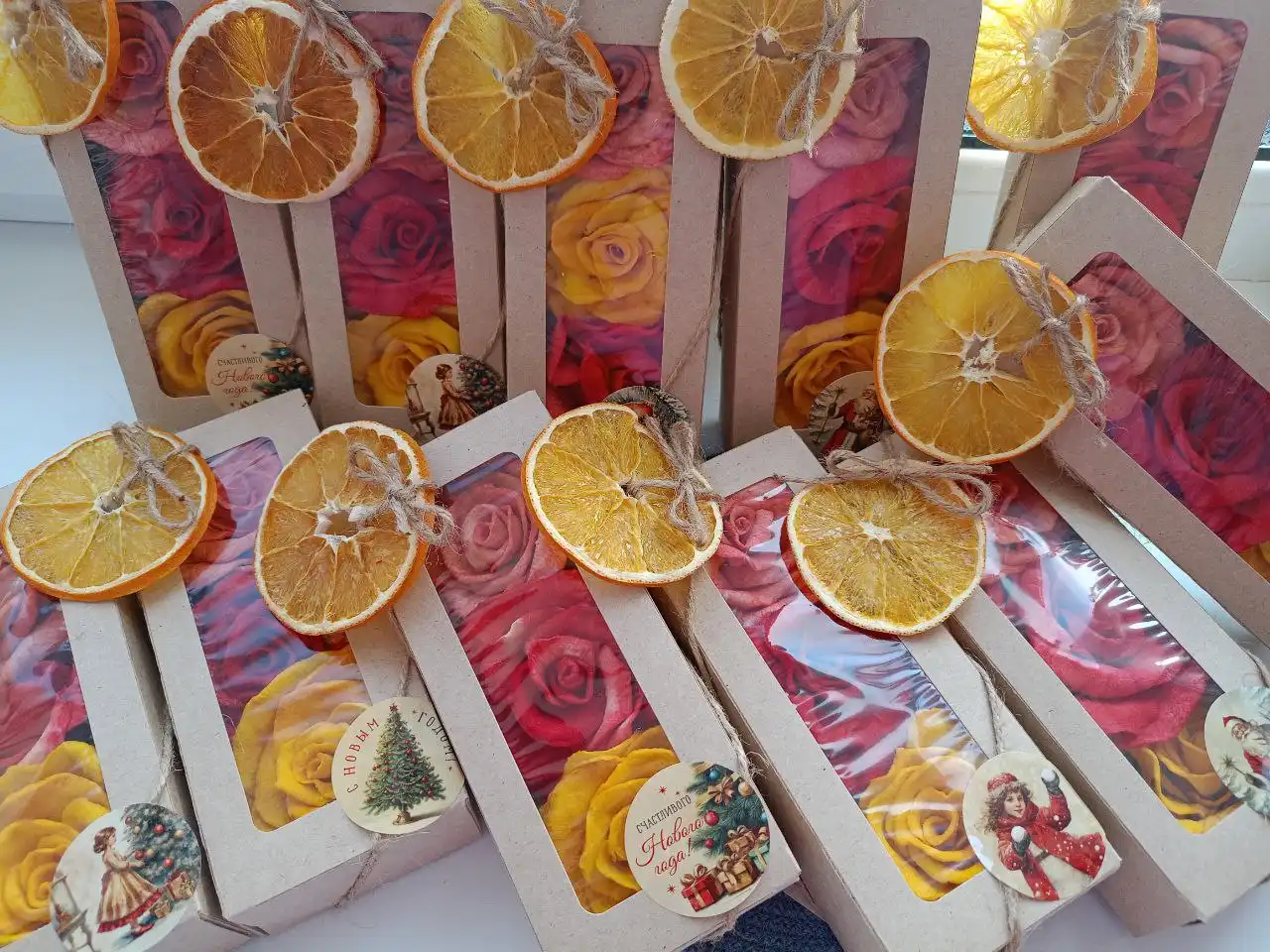 Новогодние букеты в наличии и на заказ