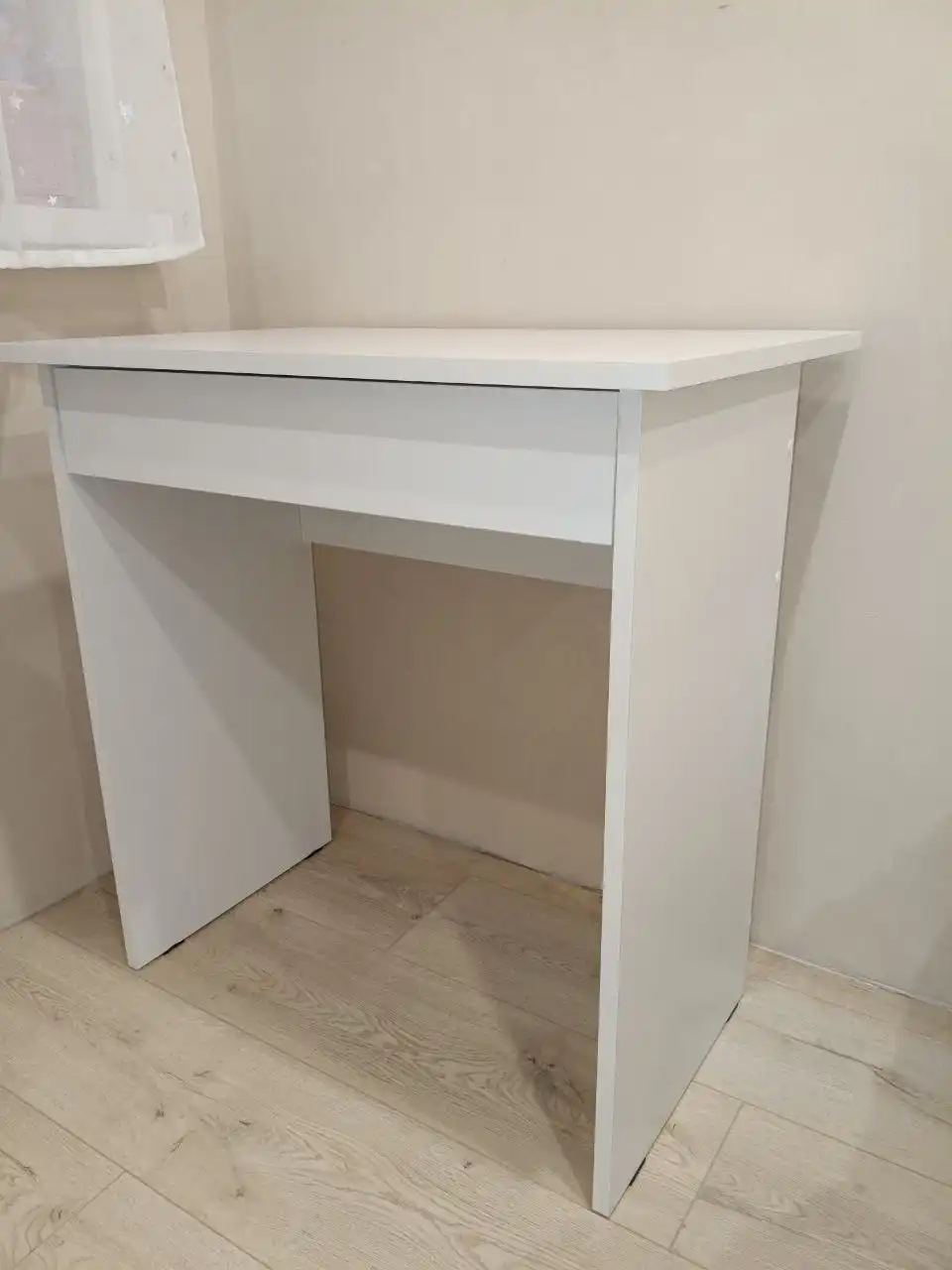 Компактный стол с выдвижной полкой