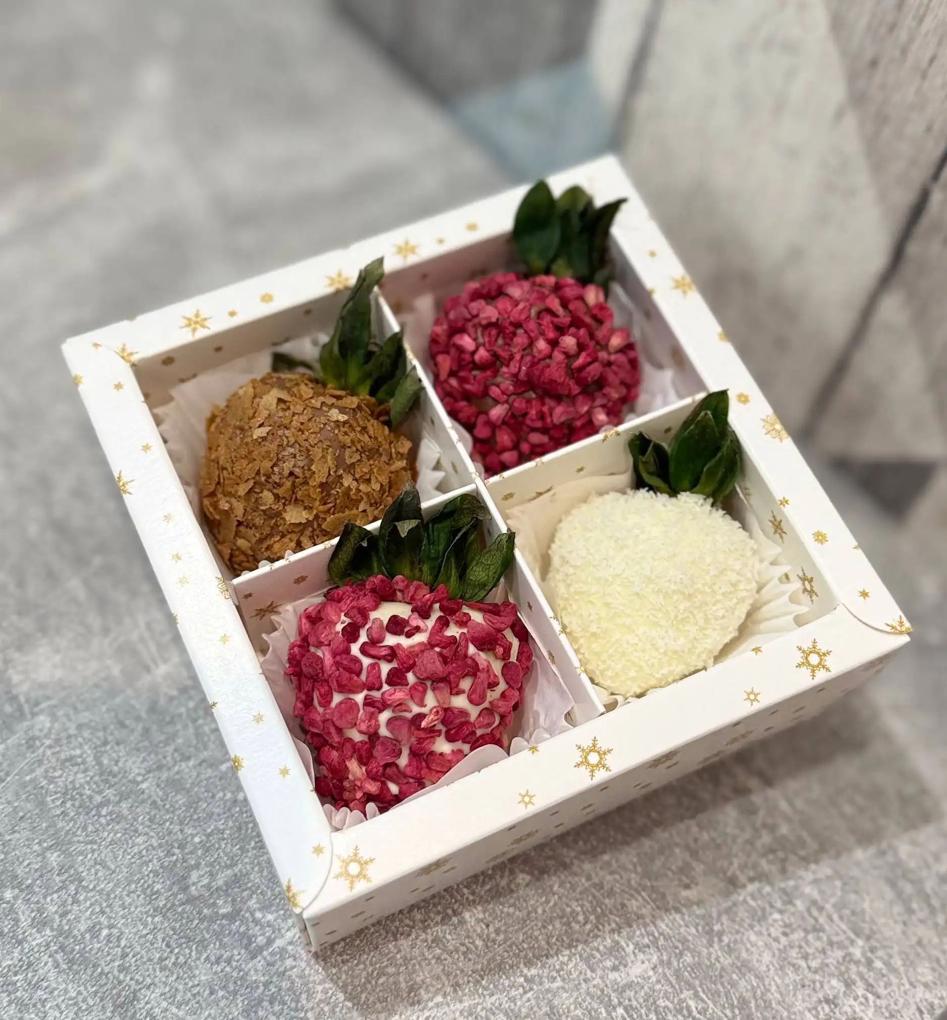 Клубника, малина, финики в бельгийском шоколаде