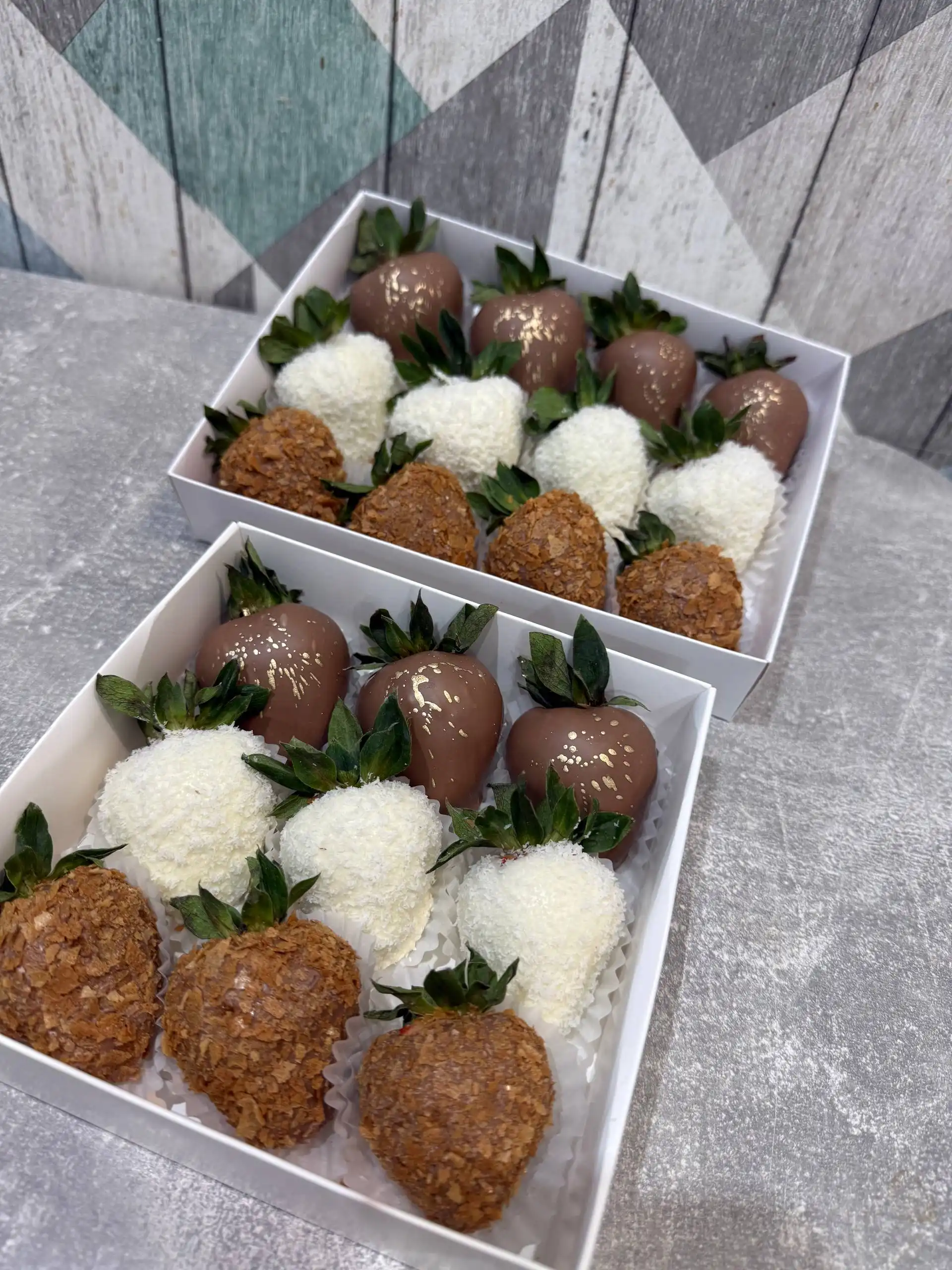 Клубника, малина, финики в бельгийском шоколаде