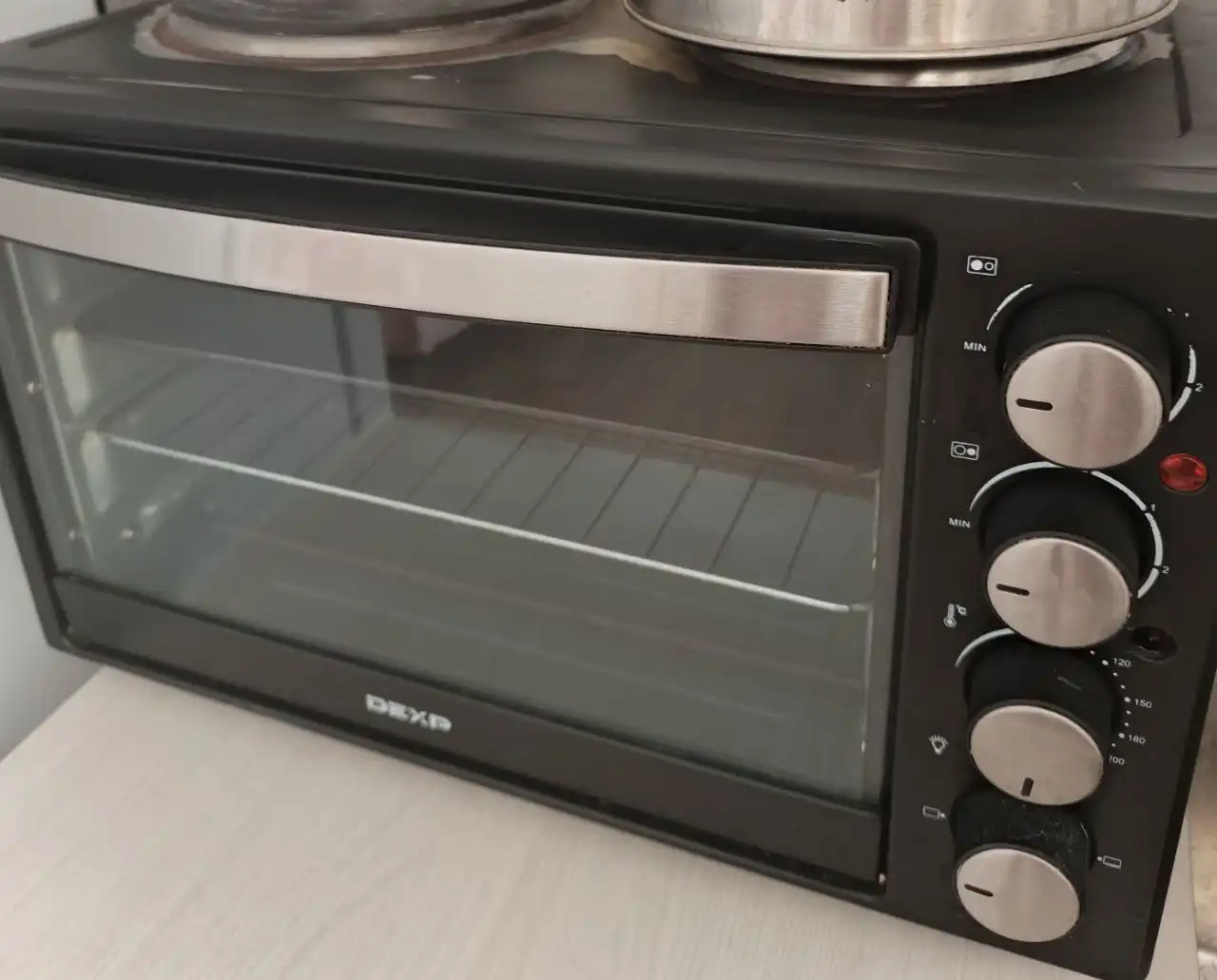 Электрическая плита с неработающей конфоркой