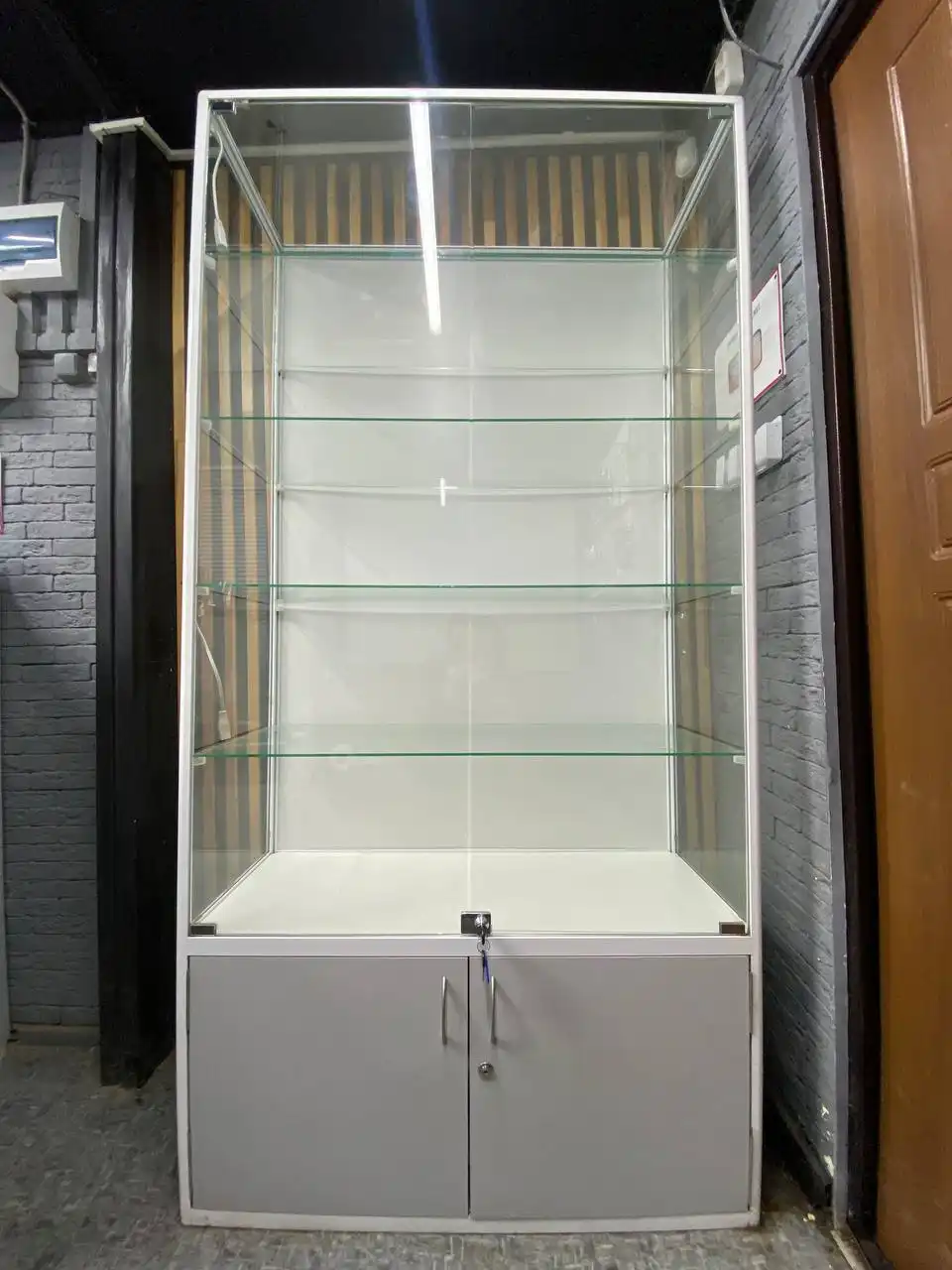Стеклянная витрина-шкаф для магазина - Торговое оборудование (Готовый бизнес и оборудование) в Уфа
