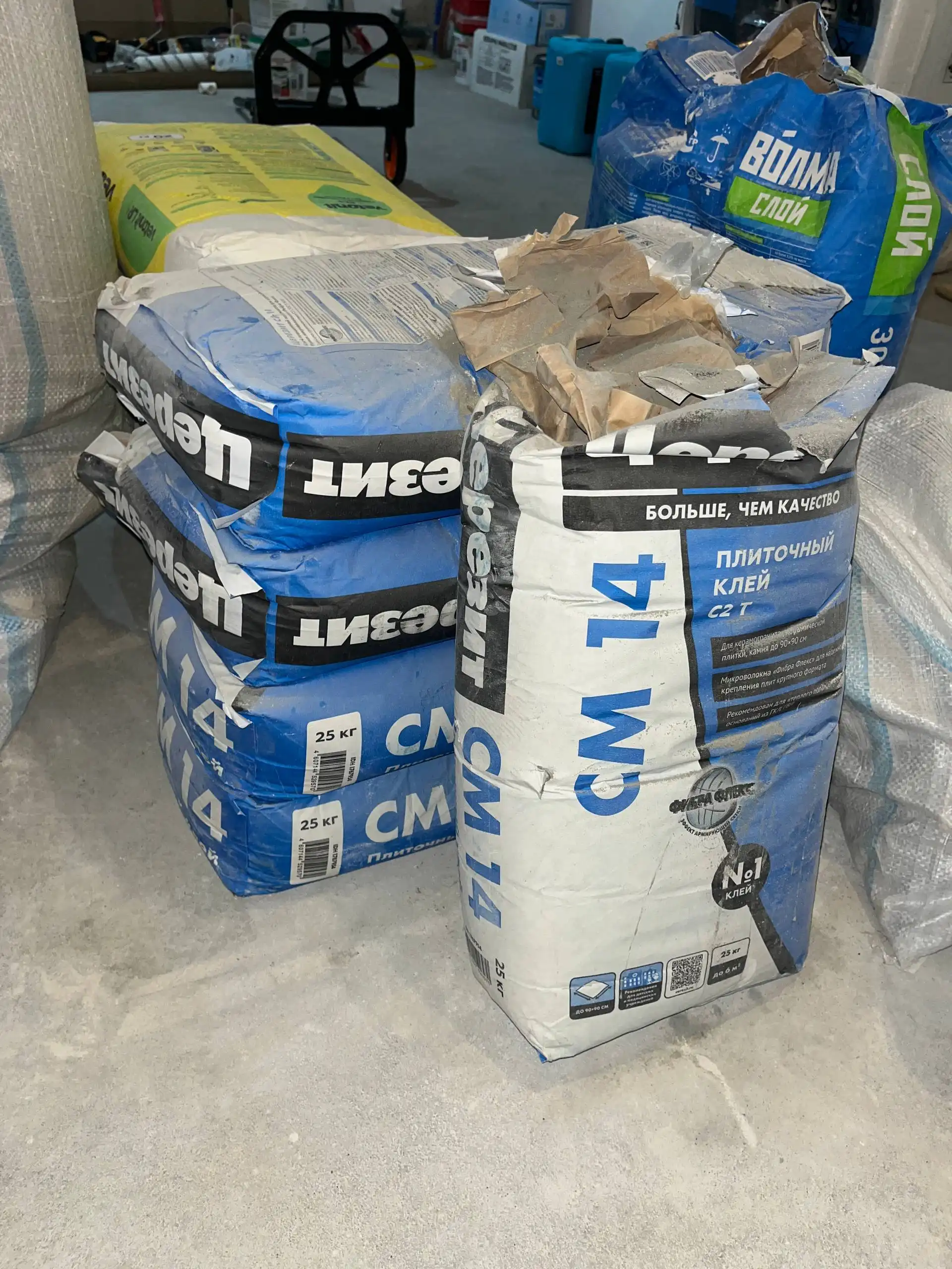 Остатки стройматериалов: шпаклевка Vetonit и плиточный клей Церезит - Стройматериалы (Для дома и дачи) в Уфа