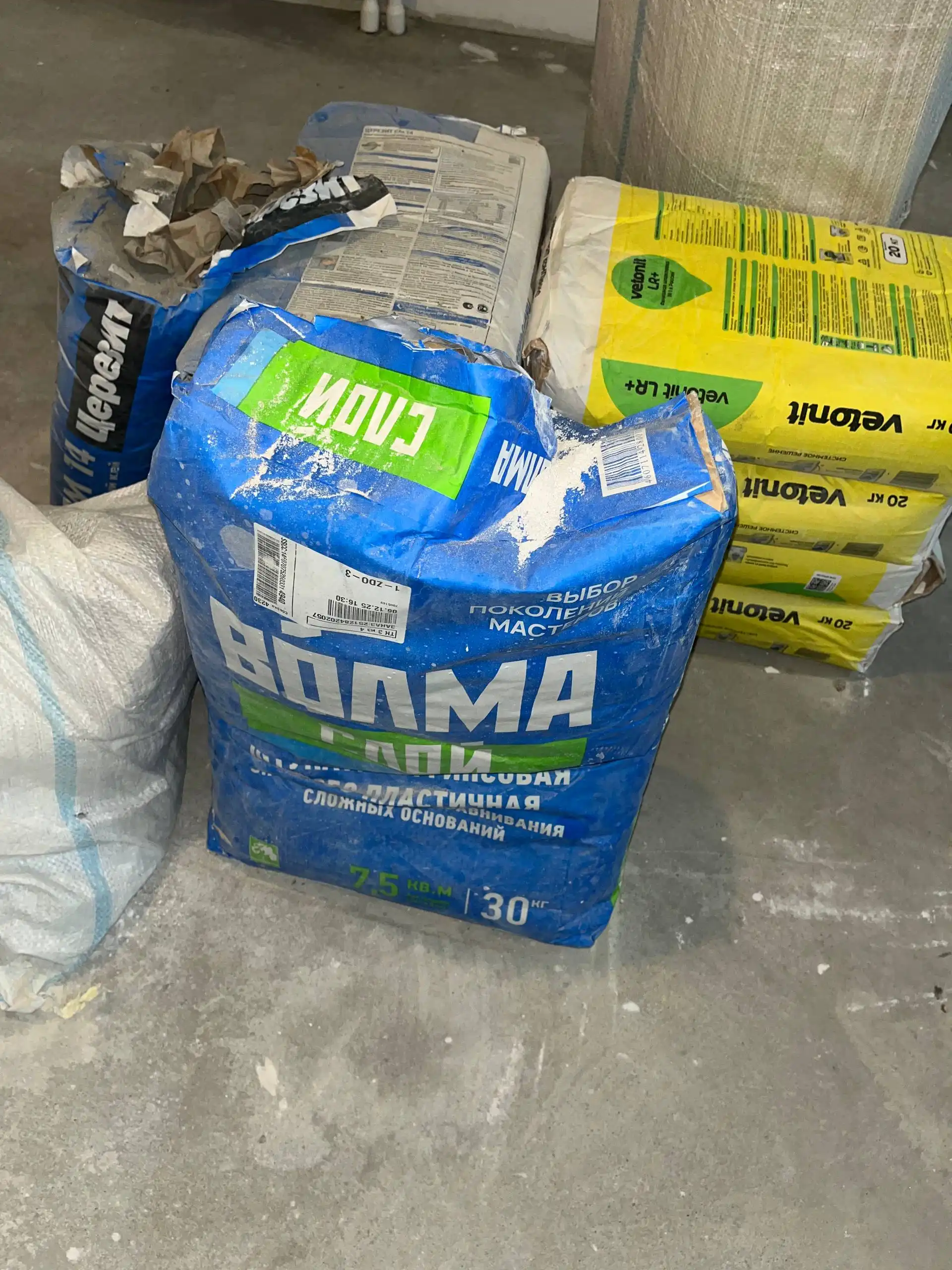 Остатки стройматериалов: шпаклевка Vetonit и плиточный клей Церезит - Стройматериалы (Для дома и дачи) в Уфа