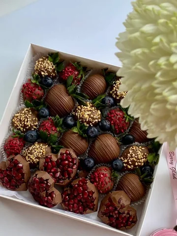 Заказы на клубнику и финики в шоколаде к 8 марта - Стенды в Уфа