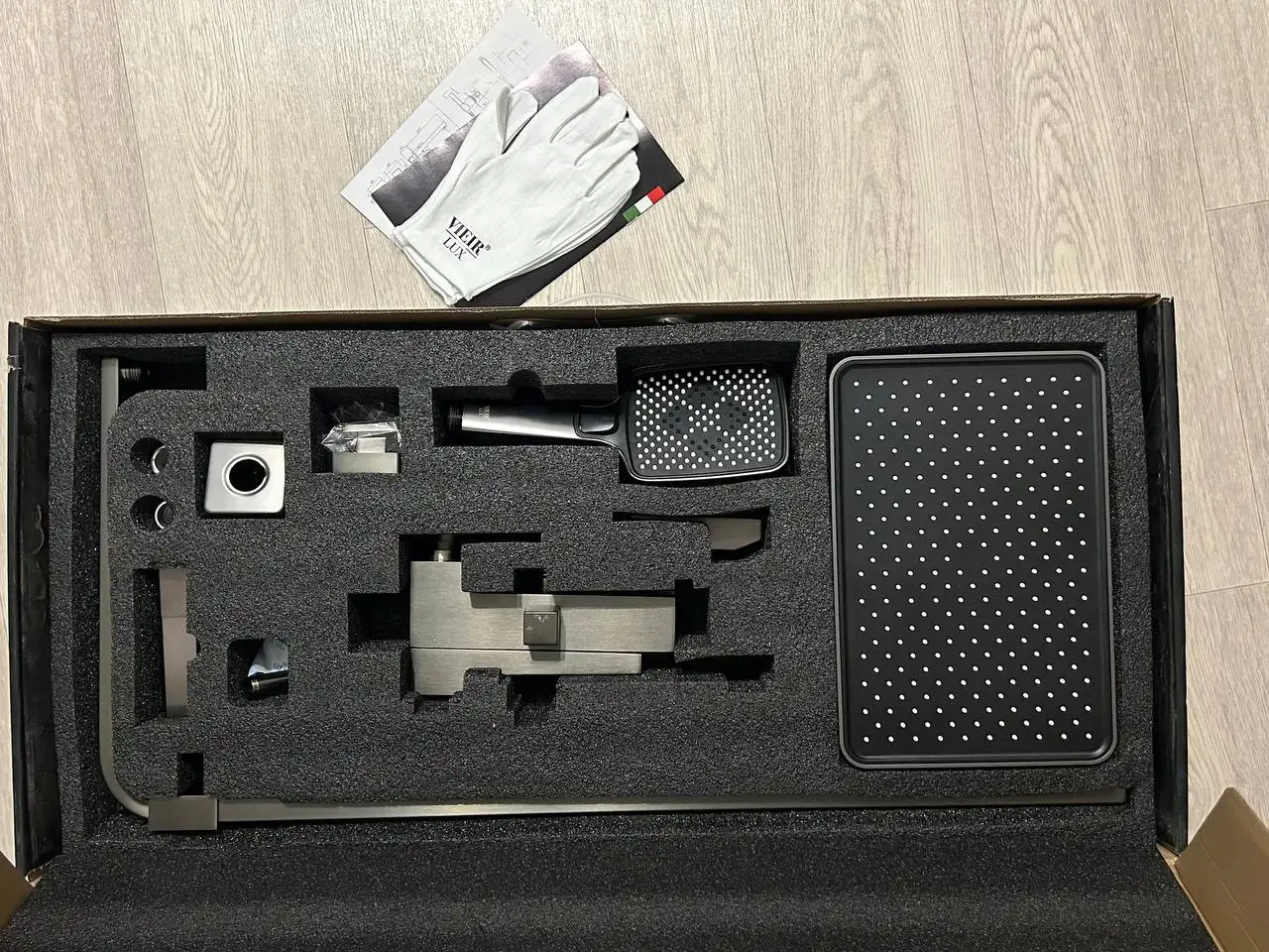 Смеситель и душевая система в цвете оружейная сталь - Сантехника (Для дома и дачи) в Уфа