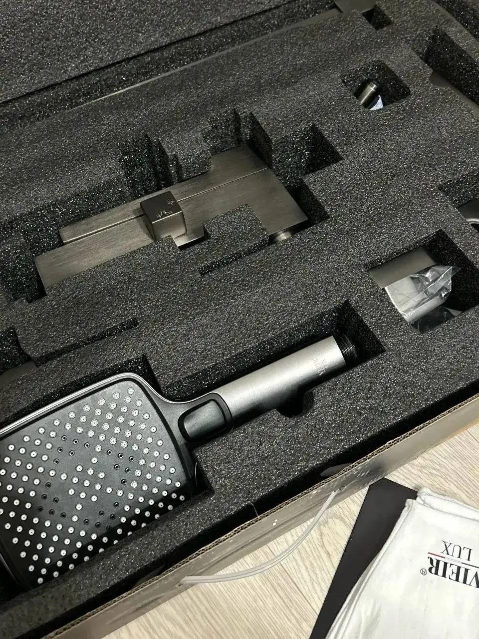 Продажа смесителя и душевой системы в цвете оружейная сталь - Сантехника (Для дома и дачи) в Уфа