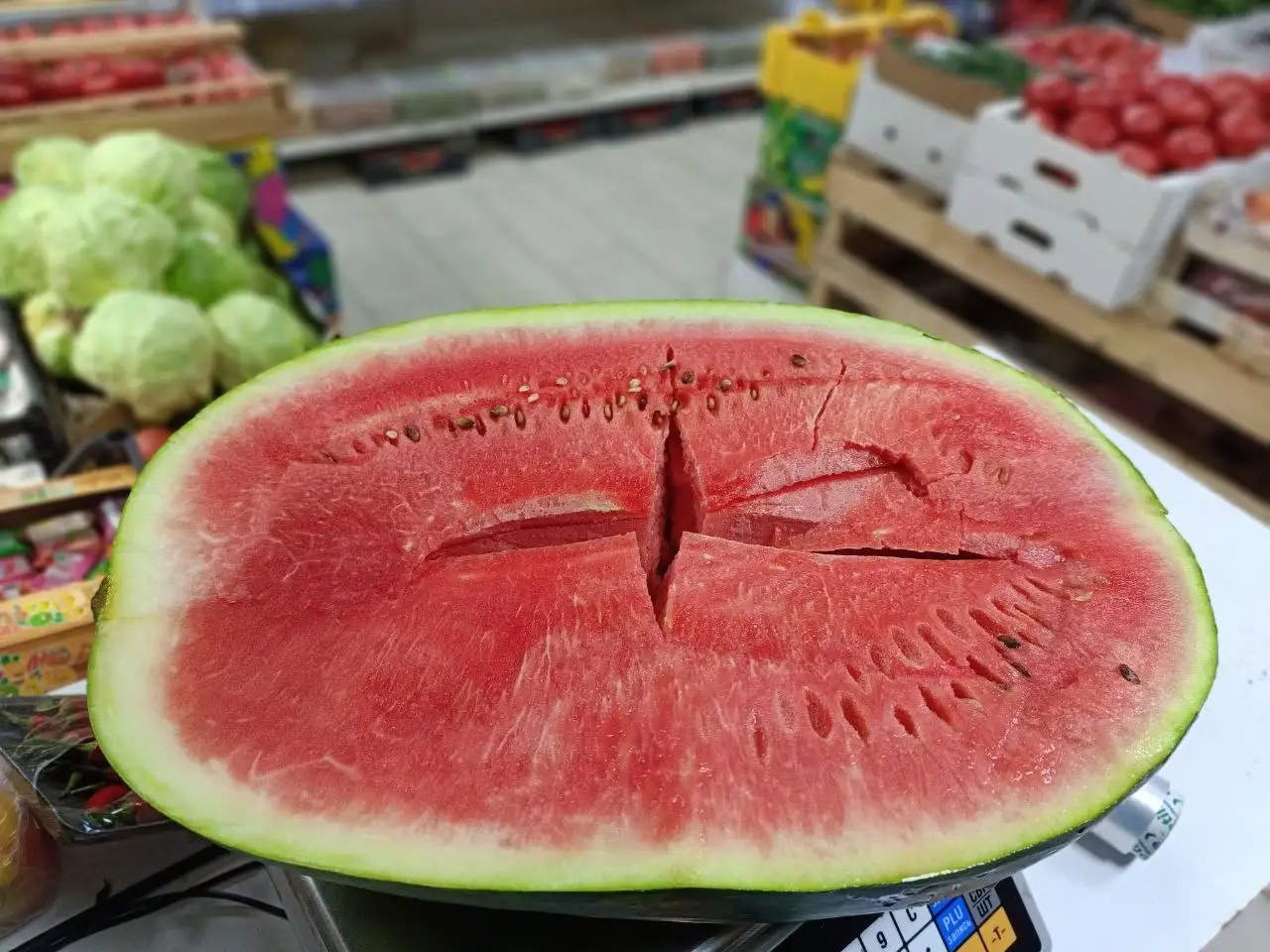 Сладкие арбузы в магазине фруктов и овощей - Продукты питания (Барахолка) в Уфа