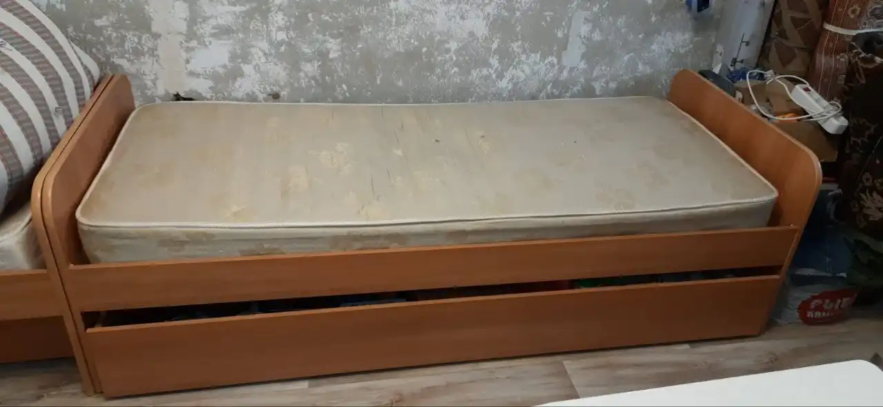 Продам односпальную кровать с матрасом - Мебель (Для дома и дачи) в Кемерово