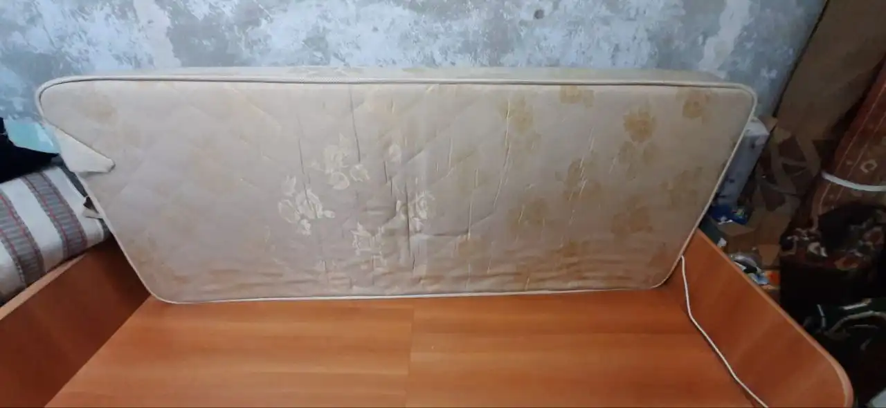 Продам односпальную кровать с матрасом - Мебель (Для дома и дачи) в Кемерово