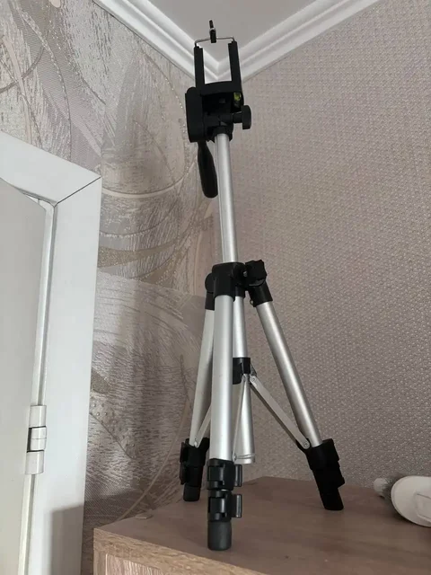 Продам штатив для телефона с неисправной нижней частью держалки - Аксессуары для телефонов в Кемерово