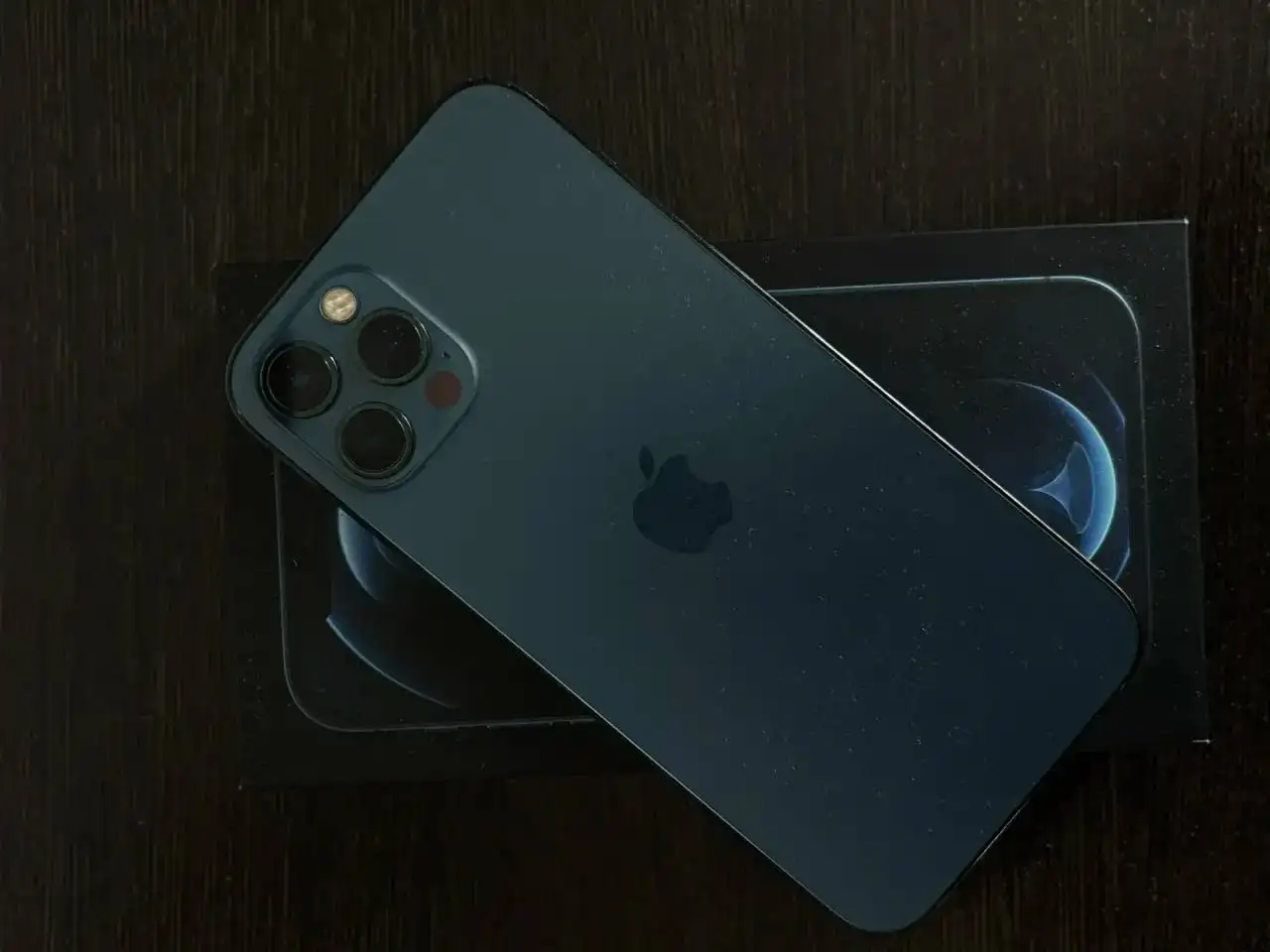 Продажа iPhone 15 и iPhone 12 Pro, усилитель AMP, коробка 200л - Барахолка в Неизвестно