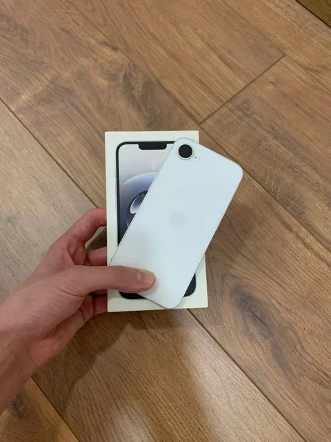 iPhone 16e в хорошем состоянии, обмен на авто или продажа - Комплектующие в Неизвестно