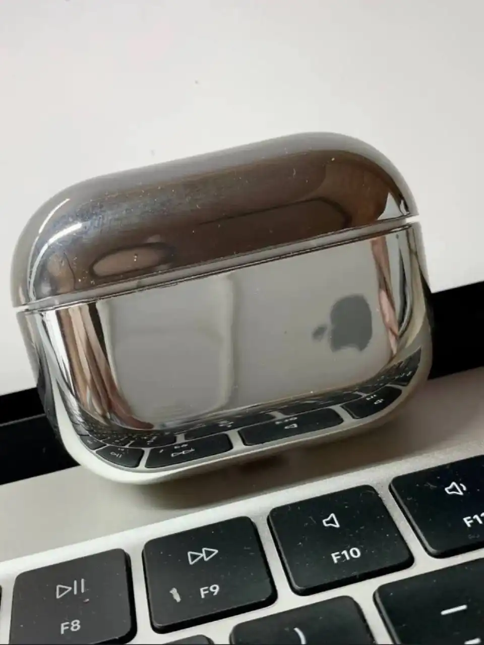 Утеряны AirPods Pro 2 в серебряном чехле