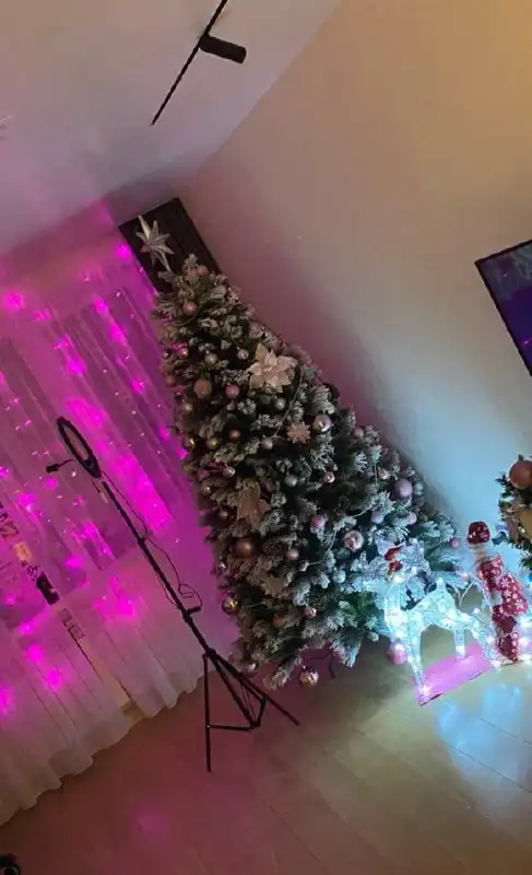 Продажа искусственной елки и новогоднего декора