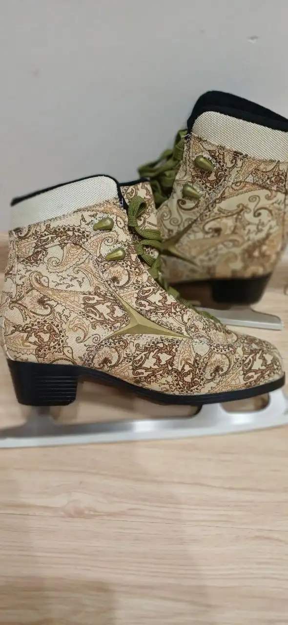 Продам женские коньки 41 размер новые