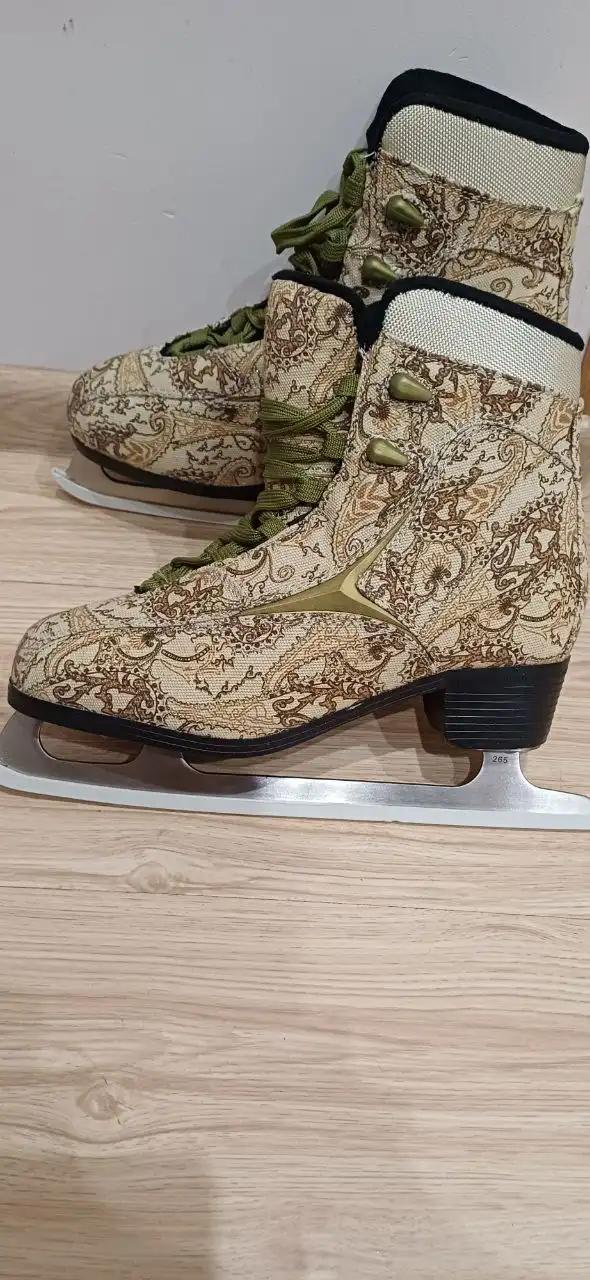 Продам женские коньки 41 размер новые