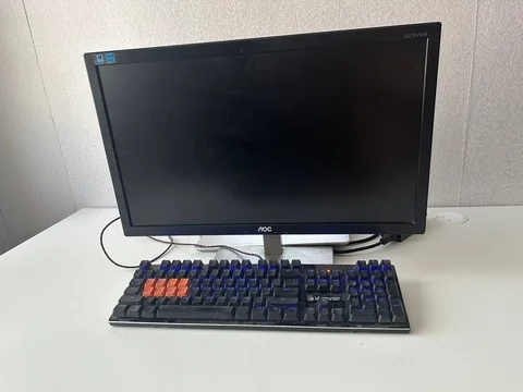 Продам монитор 60 Гц и клавиатуру Bloody - Компьютерные комплектующие в Владивосток