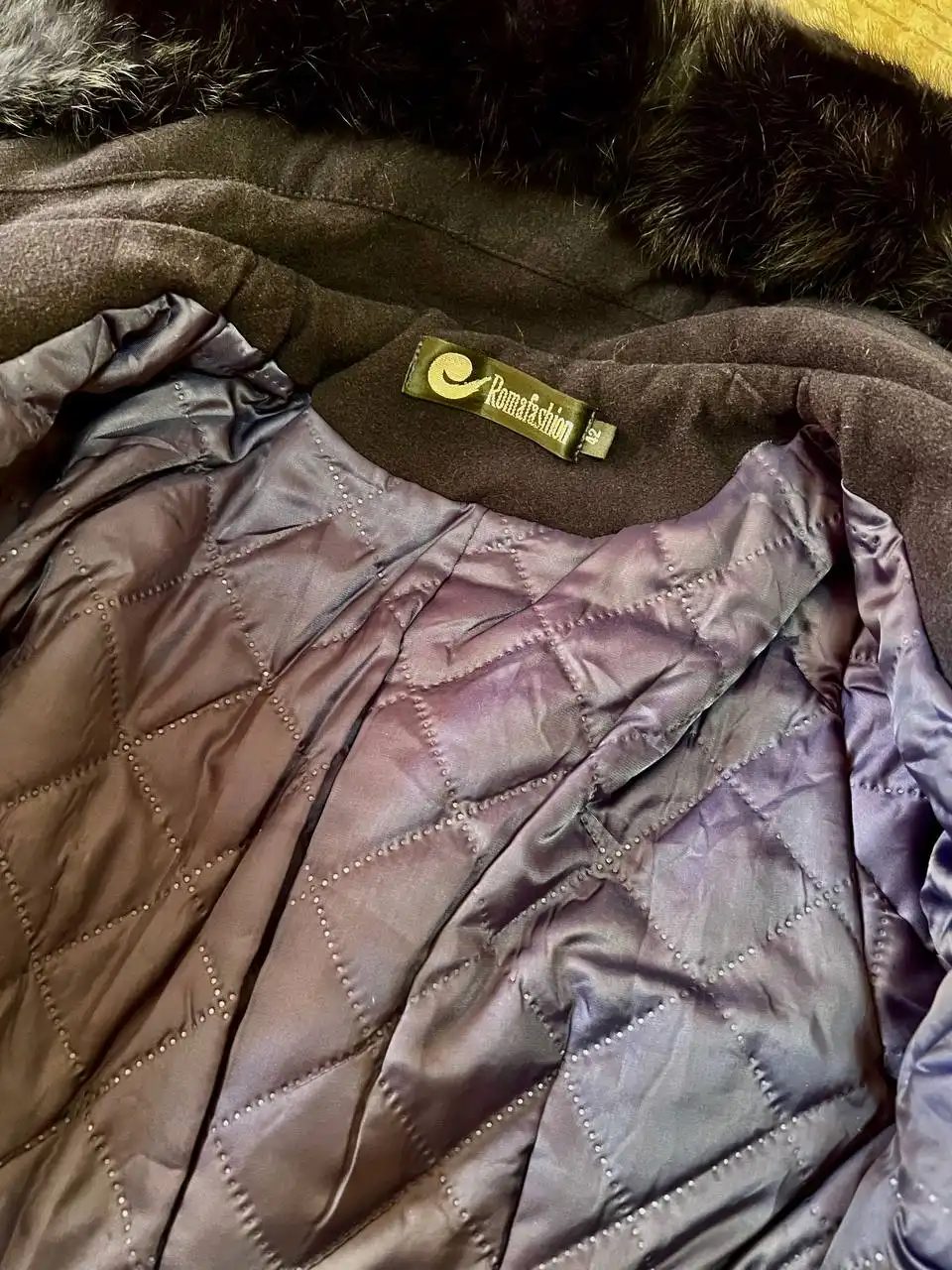 Продам демисезонное пальто из шерсти с искусственным мехом - Верхняя одежда (Одежда) в Владивосток