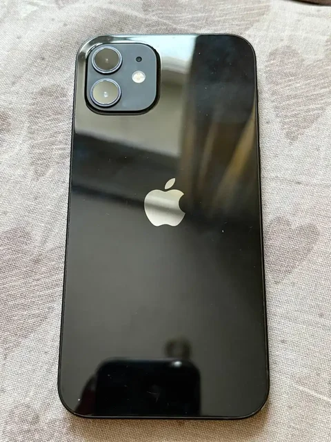 Продам iPhone 12 128 ГБ с четырьмя чехлами - Смартфоны в Владивосток