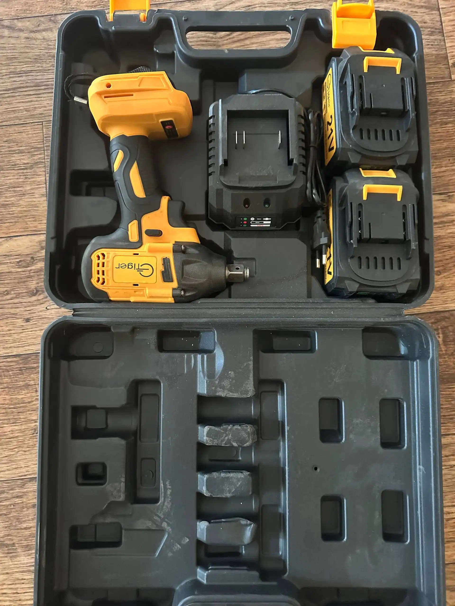 Продам гайковёрт Gtiger с набором ударных головок - Инструменты (Барахолка) в Владивосток