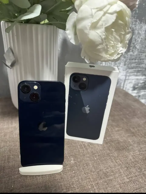 iPhone 13 128gb с царапинами на экране, аккумулятор 79% - Смартфоны в Владивосток