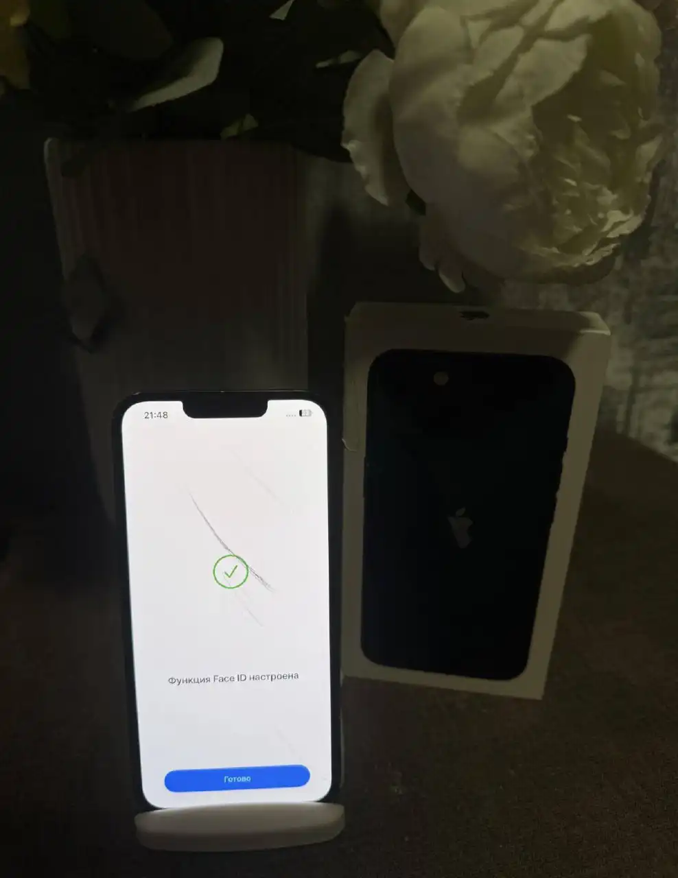 iPhone 13 128gb с царапинами на экране, аккумулятор 79% - Смартфоны (Электроника) в Владивосток