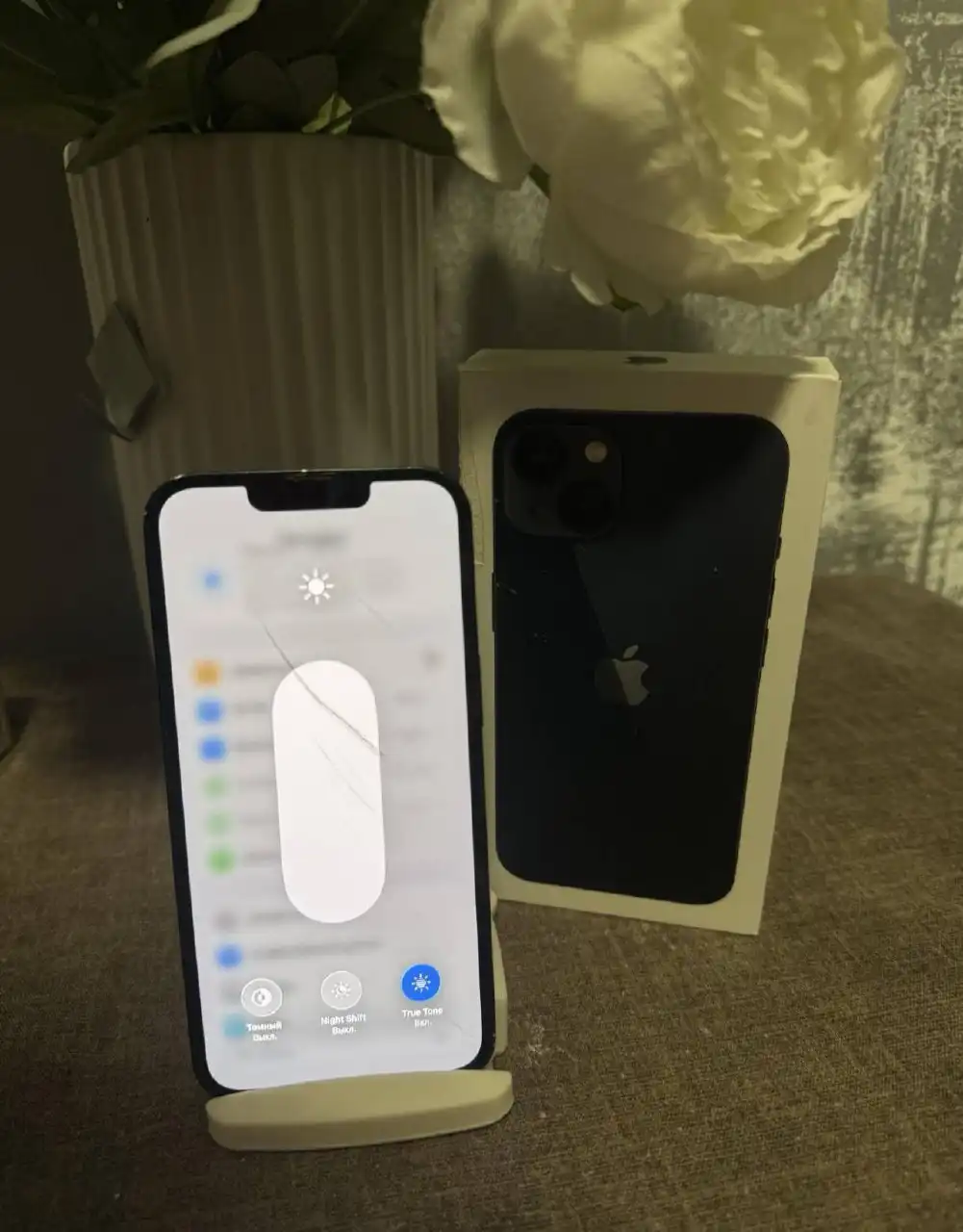 iPhone 13 128gb с царапинами на экране, аккумулятор 79% - Смартфоны (Электроника) в Владивосток