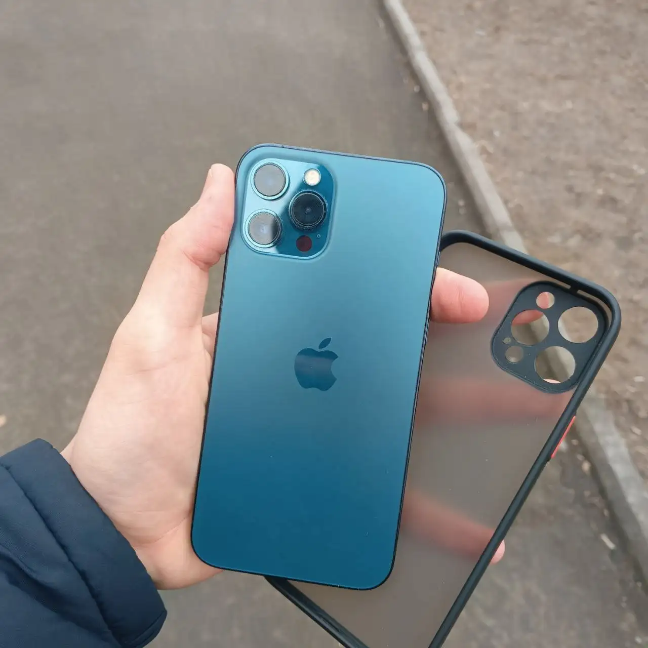 iPhone 12 Pro Max 256GB в идеальном состоянии - Смартфоны (Электроника) в Владивосток