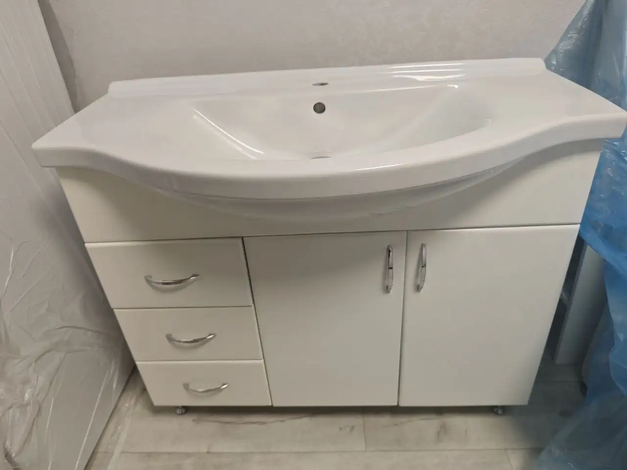 Продажа раковины с тумбой б/у - Сантехника (Для дома и дачи) в Владивосток