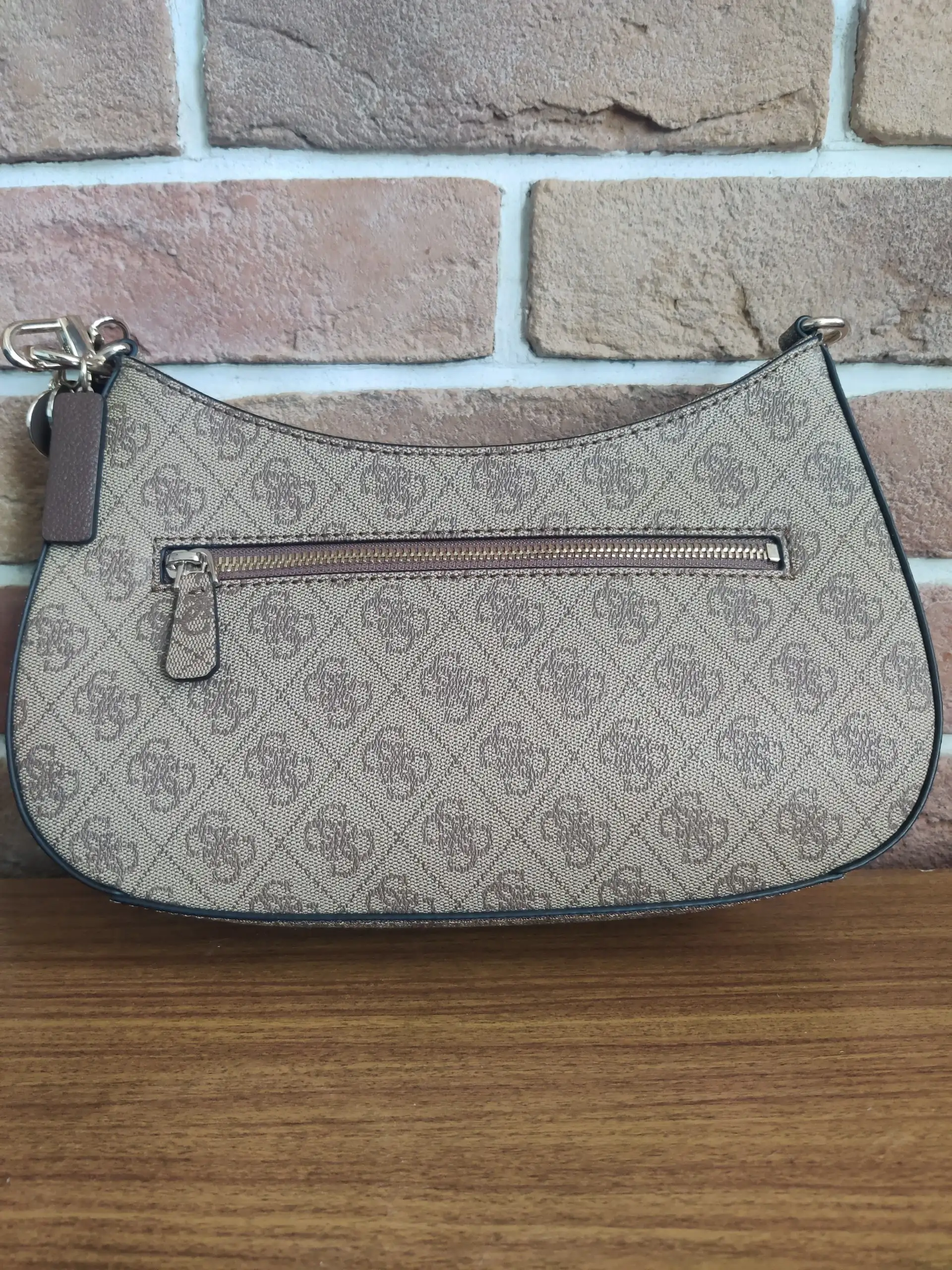 Продам сумочку GUESS оригинал - Сумки (Одежда) в Владивосток