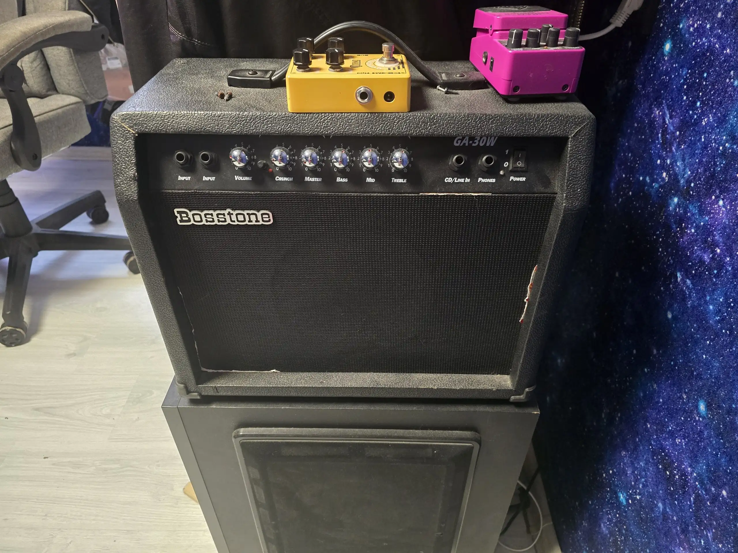 Электрогитара с комбиком и педалями - Музыкальные инструменты (Хобби и отдых) в Владивосток