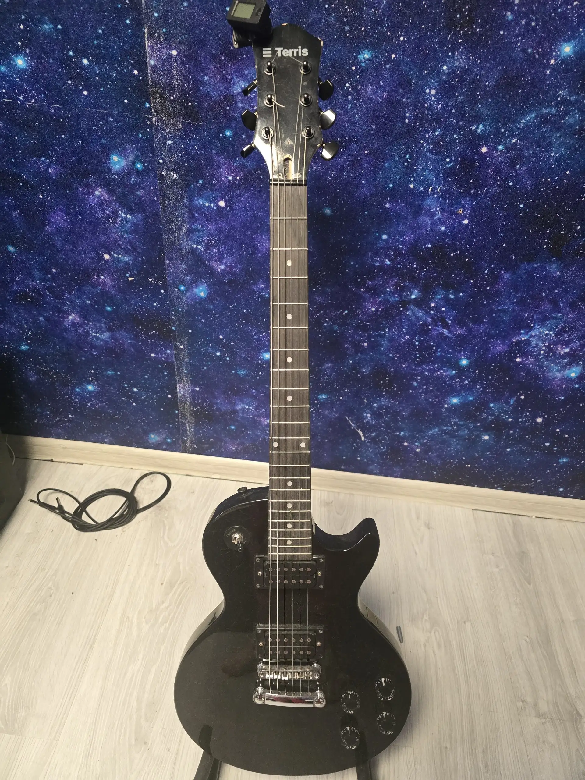 Электрогитара с комбиком и педалями - Музыкальные инструменты (Хобби и отдых) в Владивосток