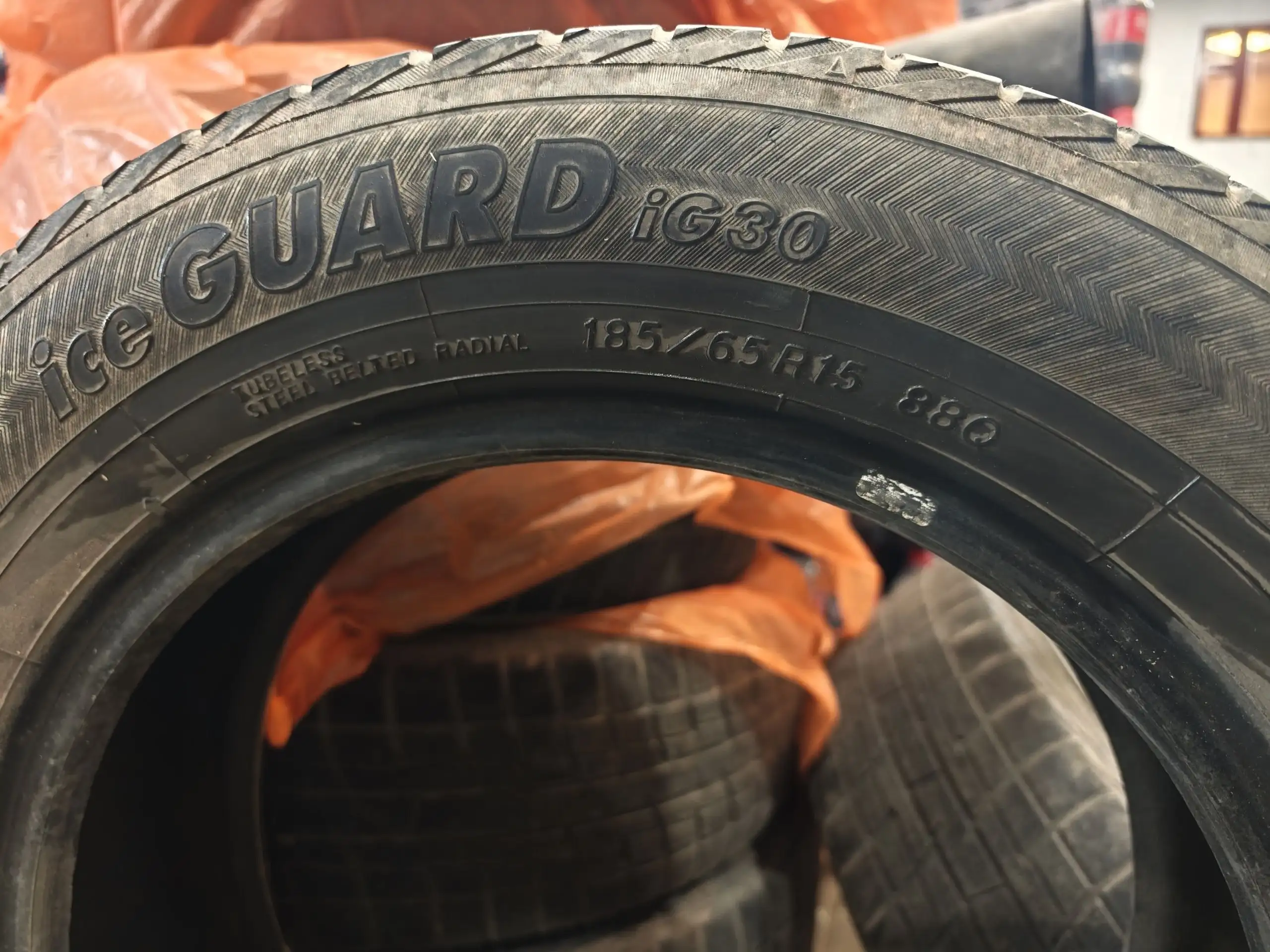 Резина на докатку 4 колеса 185/65/15 - Шины и диски (Запчасти) в Владивосток