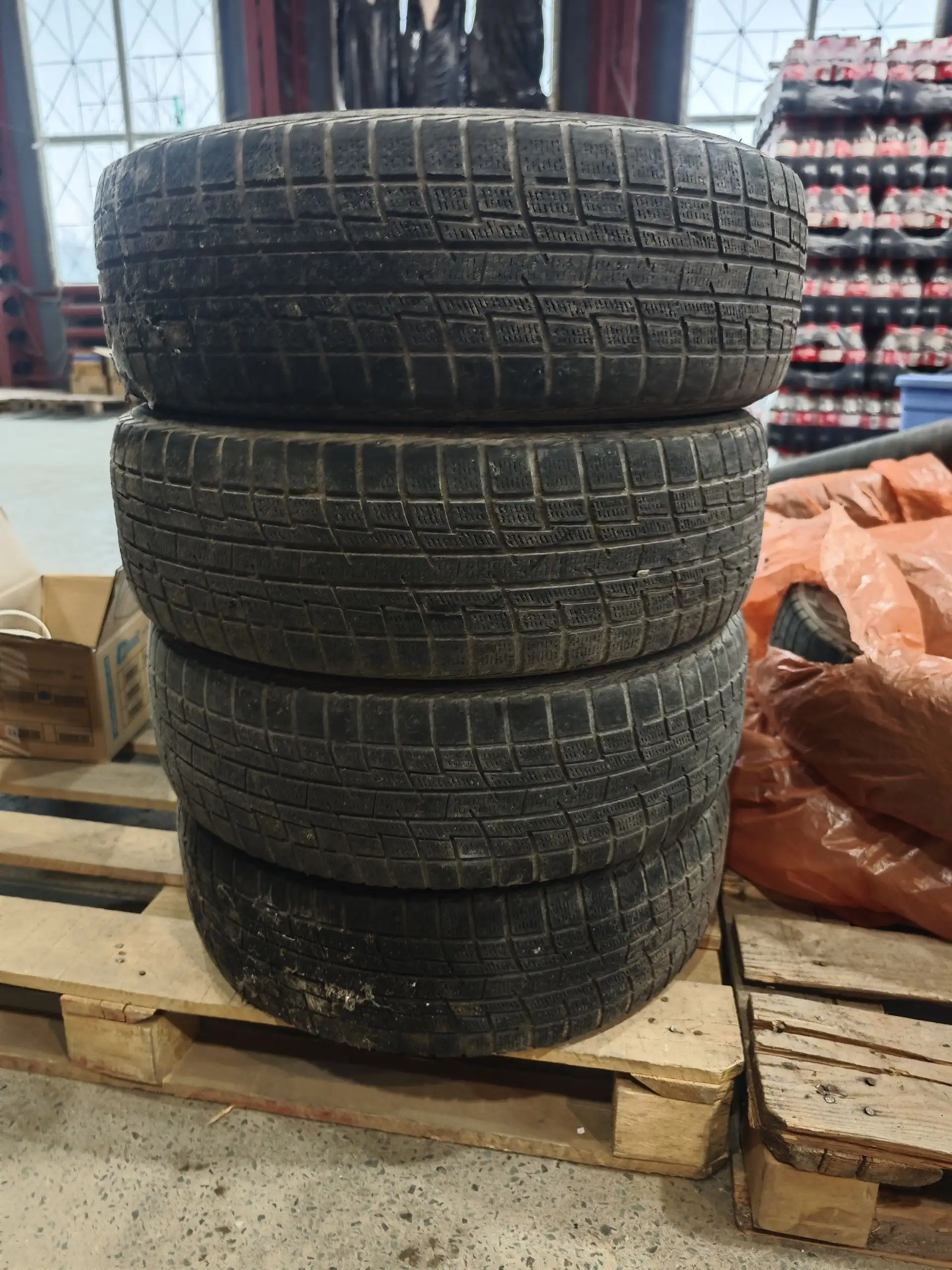 Резина на докатку 4 колеса 185/65/15 - Шины и диски (Запчасти) в Владивосток