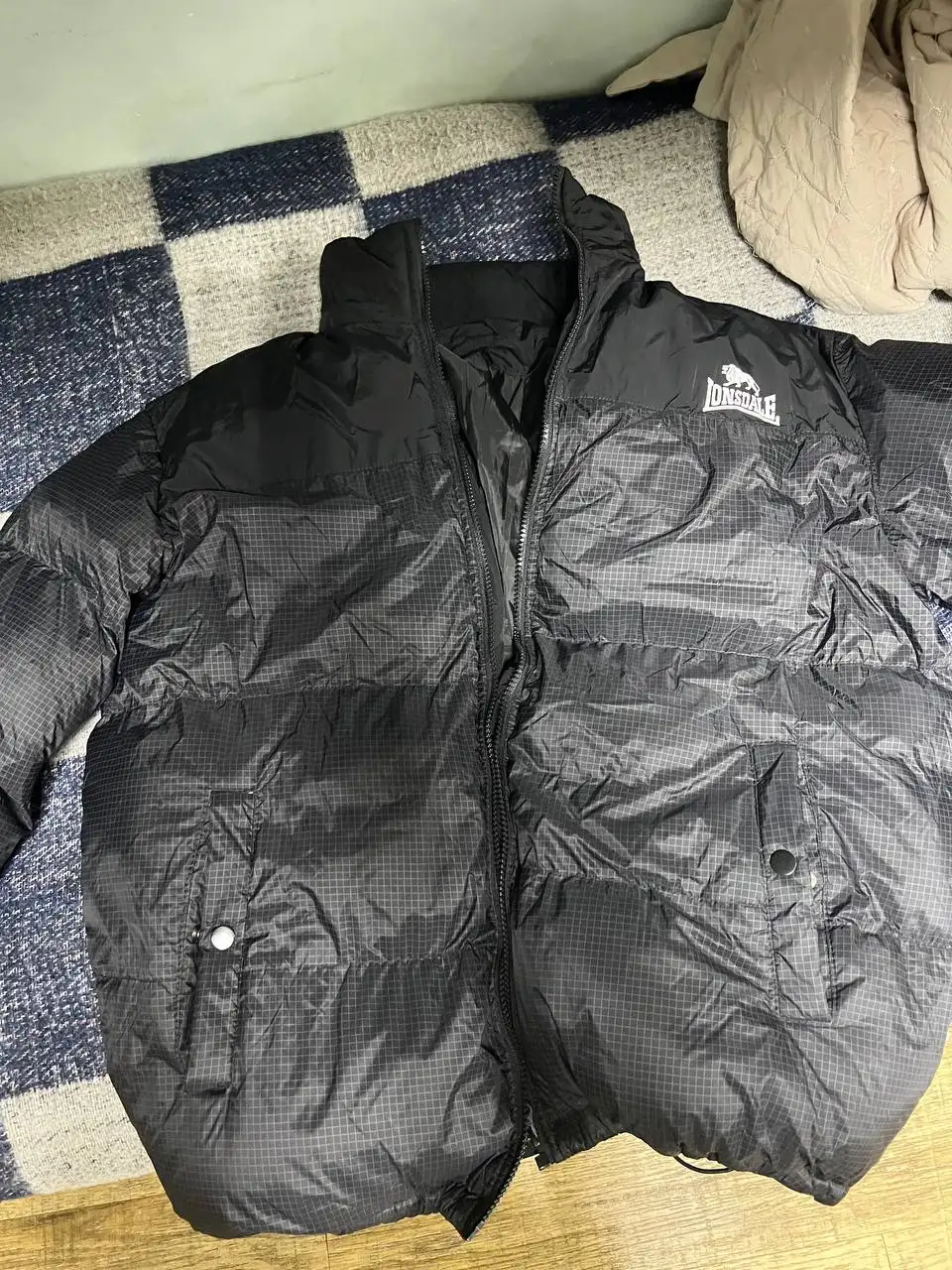 Куртка с правым порванным карманом - Барахолка в Владивосток