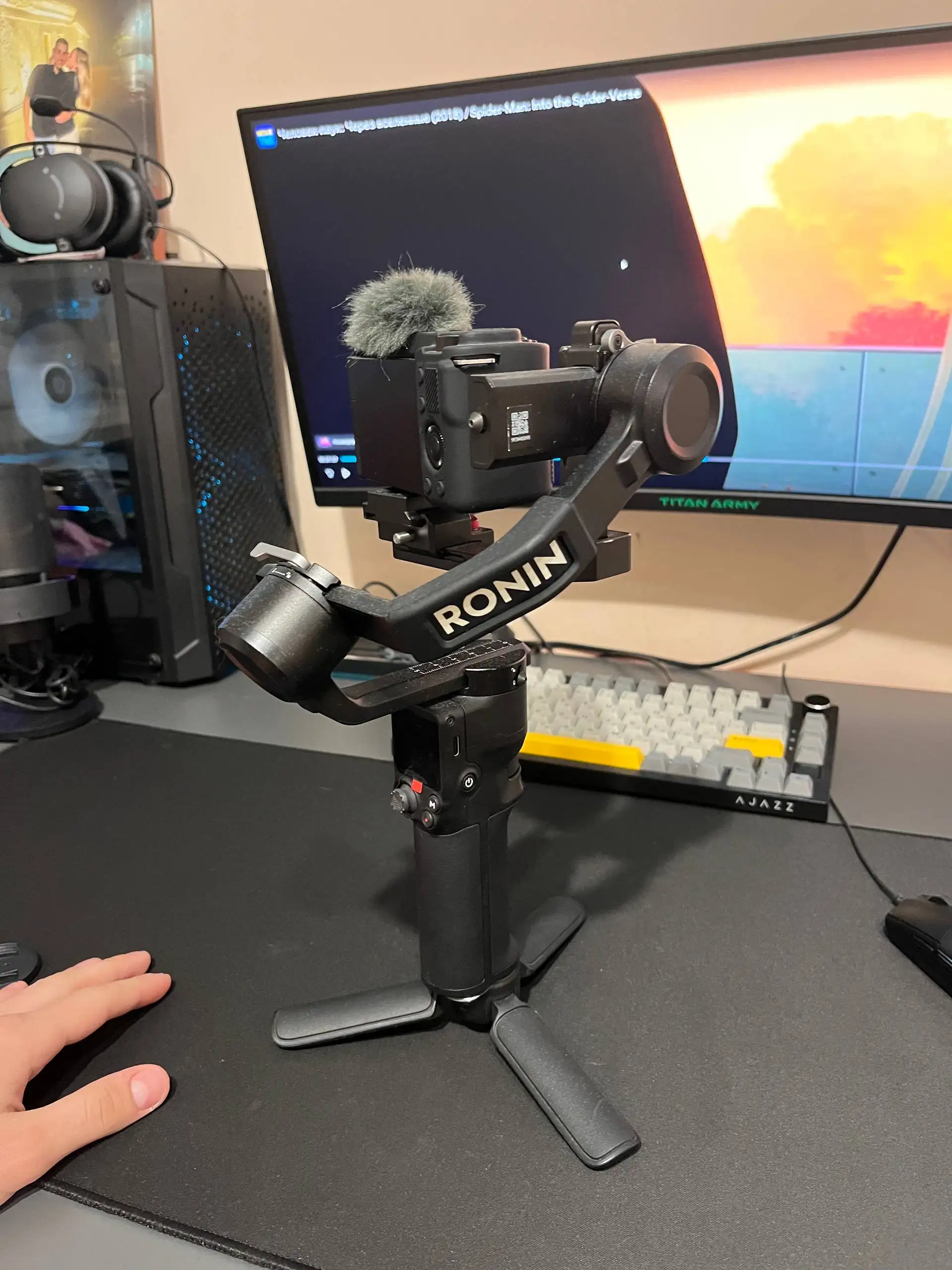 Продам камеру Sony ZV-E10 с объективом и стабилизатором - Фото и видеотехника (Электроника) в Владивосток