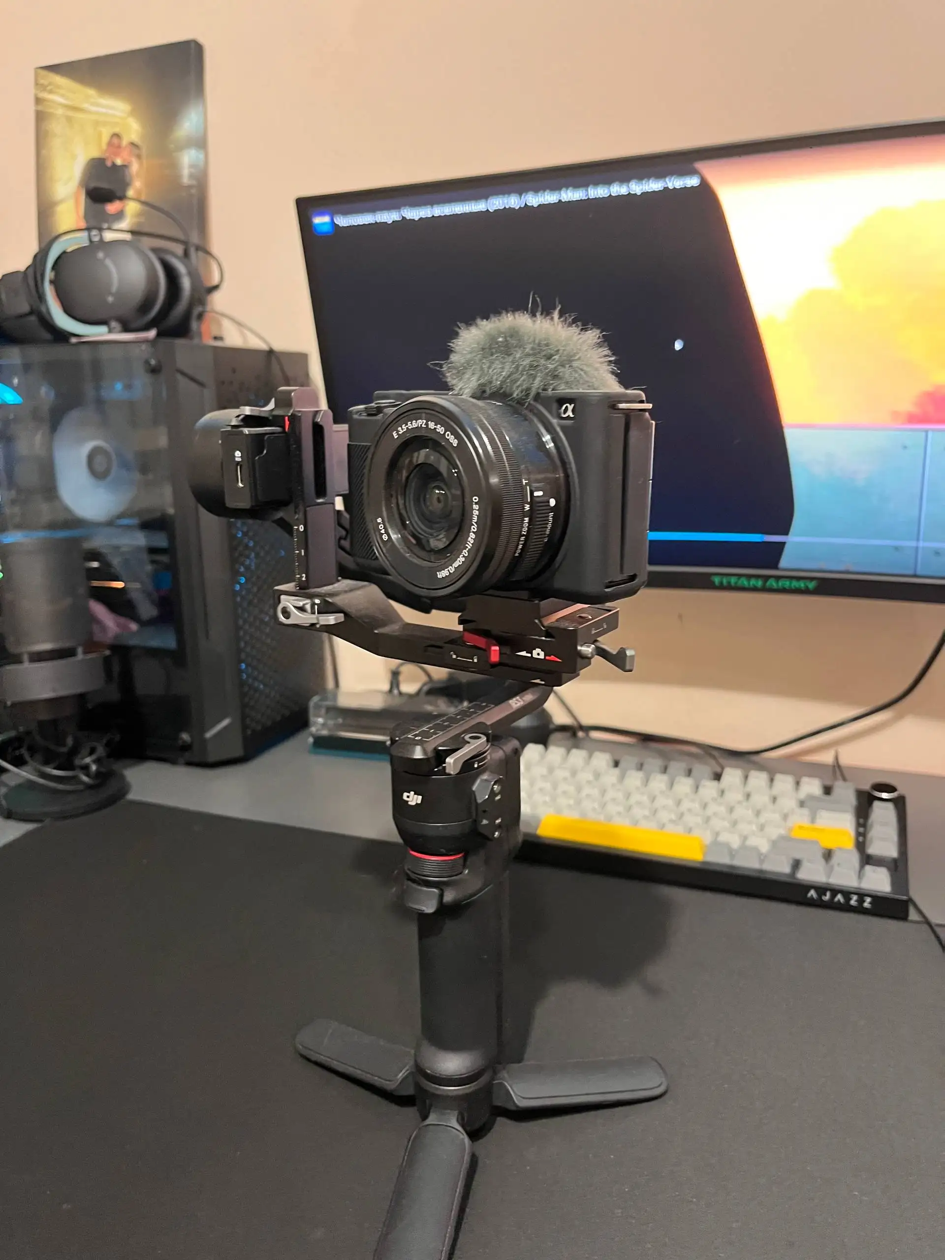 Продам камеру Sony ZV-E10 с объективом и стабилизатором - Фото и видеотехника (Электроника) в Владивосток